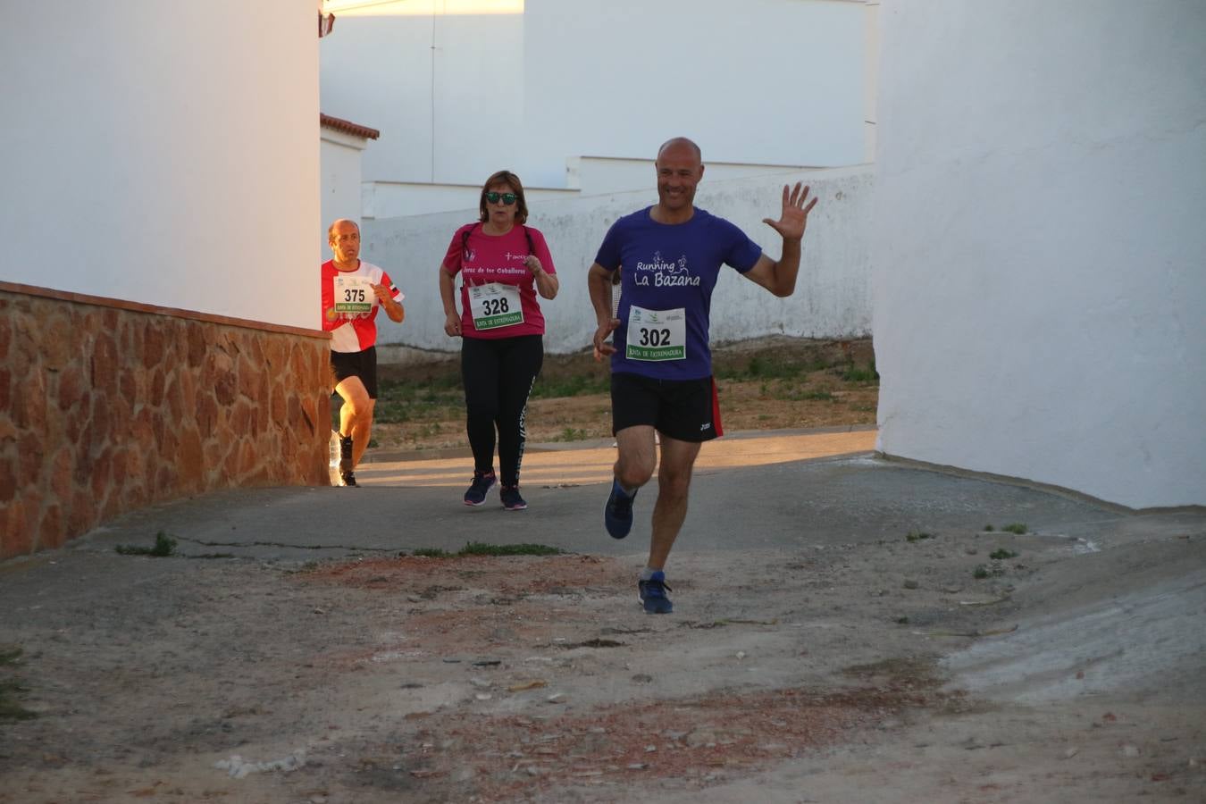 La Bazana acogió, ayer, la tercera edición de la carrera popular Juan José Galván Méndez 'Juanito'. Antonio Grillo Sánchez y María Dolores Pons Díaz fueron los vencedores de la prueba absoluta. La cita consiguió recaudar 405 euros que se destinarán, nuevamente, a la Asociación 'Todos contra la Histiocitosis'.