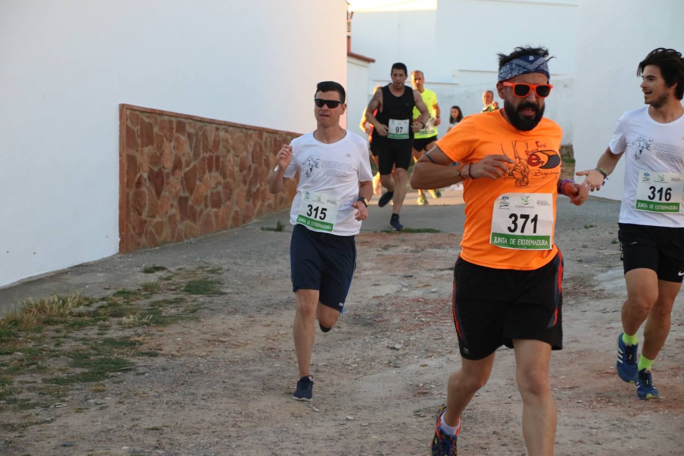 La Bazana acogió, ayer, la tercera edición de la carrera popular Juan José Galván Méndez 'Juanito'. Antonio Grillo Sánchez y María Dolores Pons Díaz fueron los vencedores de la prueba absoluta. La cita consiguió recaudar 405 euros que se destinarán, nuevamente, a la Asociación 'Todos contra la Histiocitosis'.