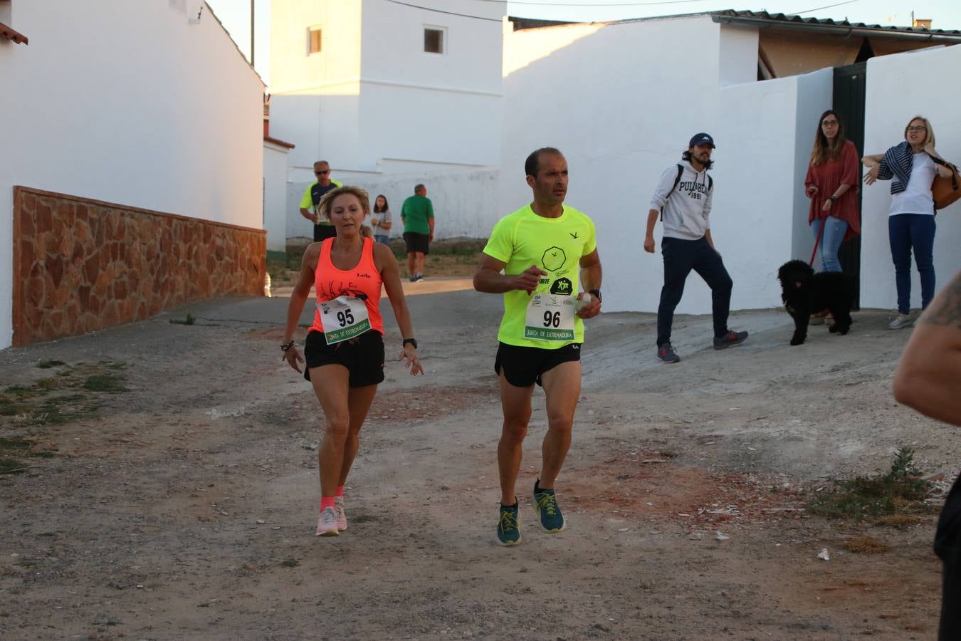 La Bazana acogió, ayer, la tercera edición de la carrera popular Juan José Galván Méndez 'Juanito'. Antonio Grillo Sánchez y María Dolores Pons Díaz fueron los vencedores de la prueba absoluta. La cita consiguió recaudar 405 euros que se destinarán, nuevamente, a la Asociación 'Todos contra la Histiocitosis'.