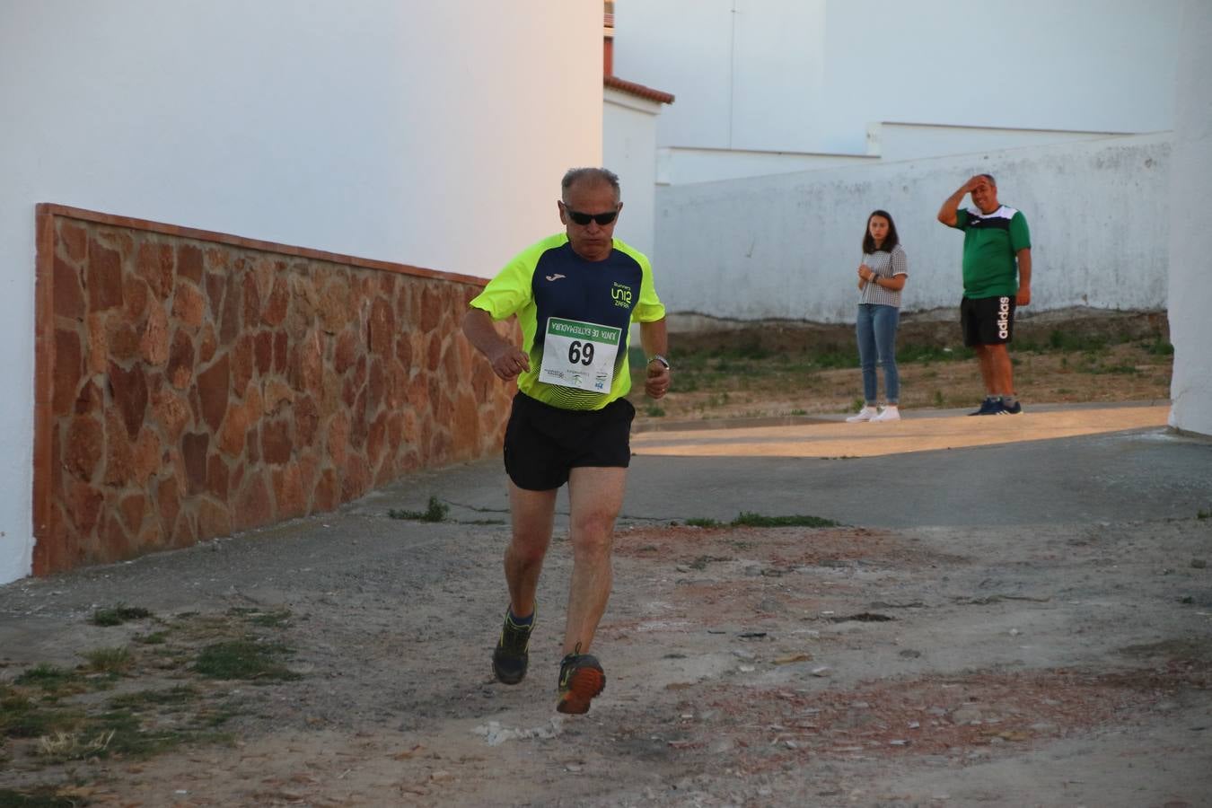 La Bazana acogió, ayer, la tercera edición de la carrera popular Juan José Galván Méndez 'Juanito'. Antonio Grillo Sánchez y María Dolores Pons Díaz fueron los vencedores de la prueba absoluta. La cita consiguió recaudar 405 euros que se destinarán, nuevamente, a la Asociación 'Todos contra la Histiocitosis'.