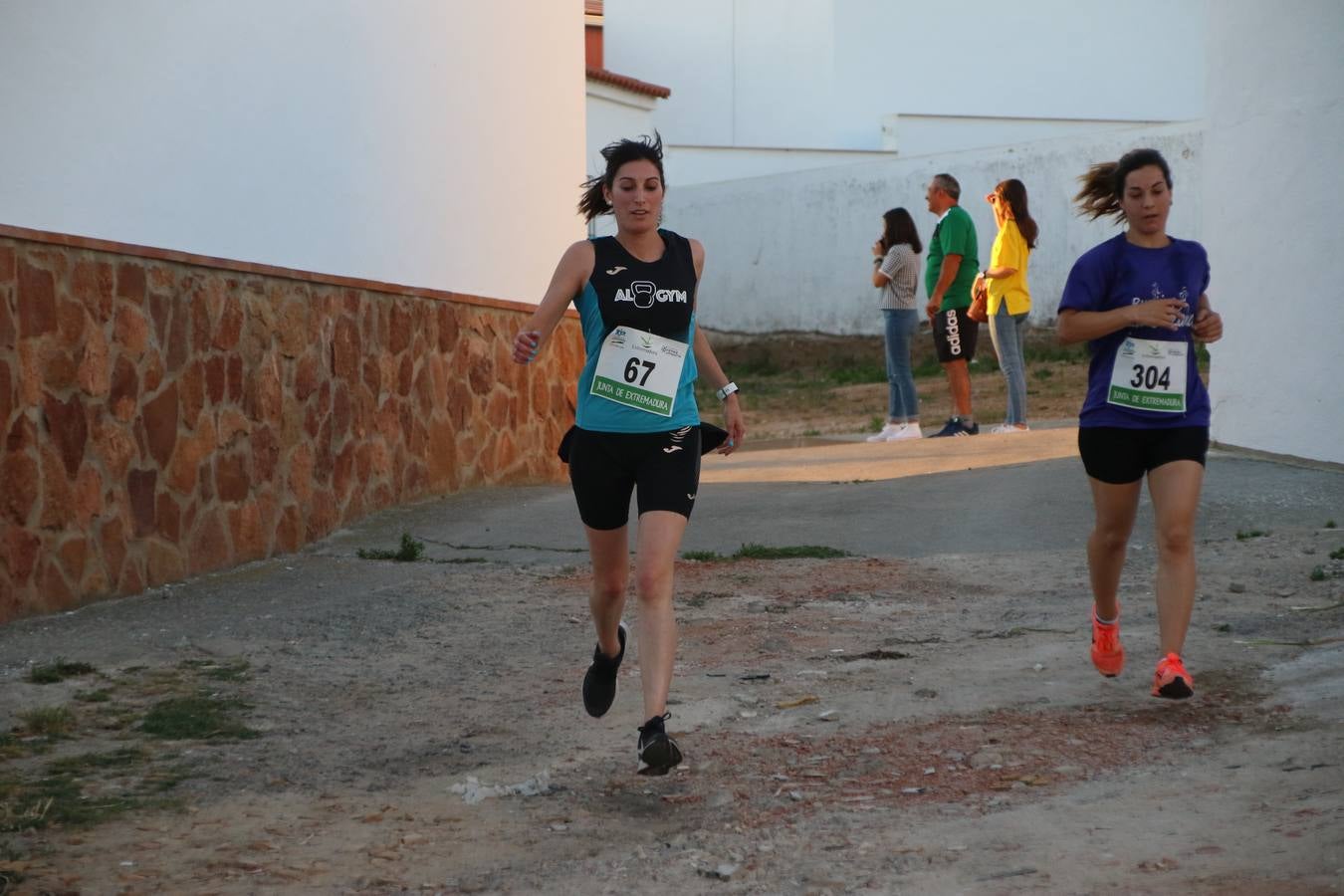 La Bazana acogió, ayer, la tercera edición de la carrera popular Juan José Galván Méndez 'Juanito'. Antonio Grillo Sánchez y María Dolores Pons Díaz fueron los vencedores de la prueba absoluta. La cita consiguió recaudar 405 euros que se destinarán, nuevamente, a la Asociación 'Todos contra la Histiocitosis'.