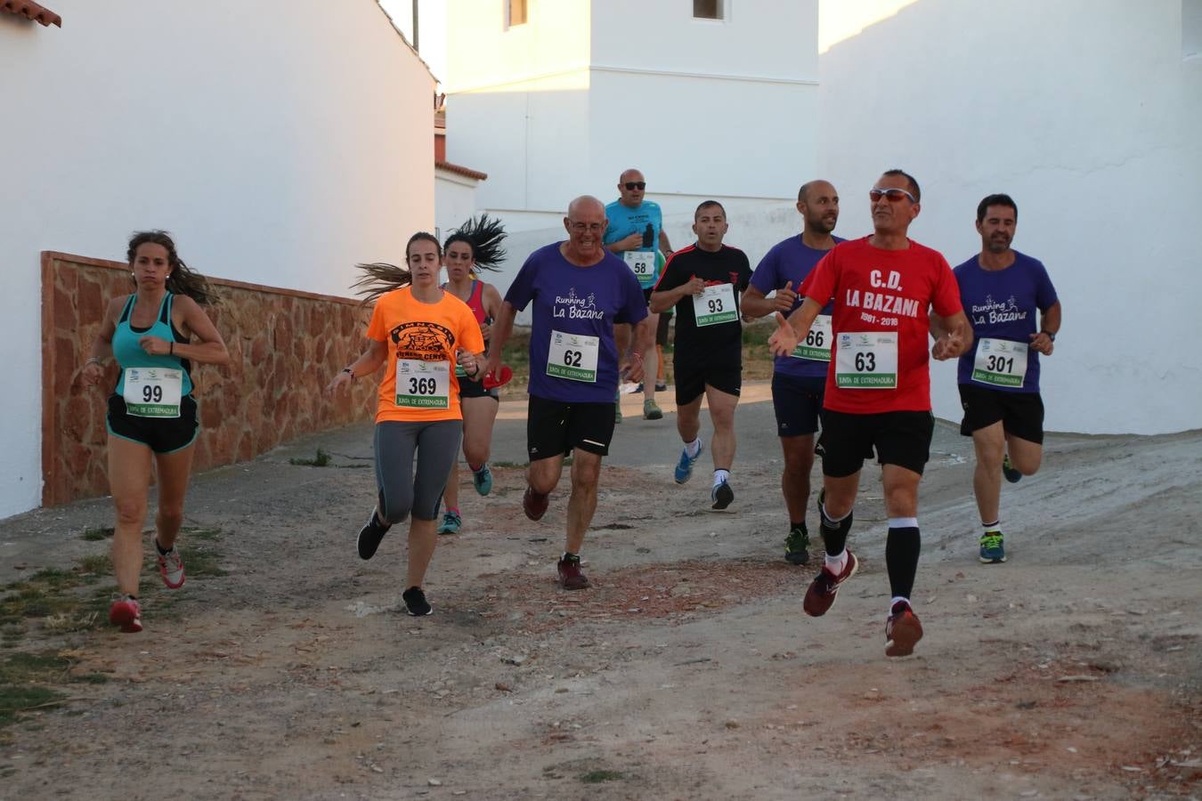 La Bazana acogió, ayer, la tercera edición de la carrera popular Juan José Galván Méndez 'Juanito'. Antonio Grillo Sánchez y María Dolores Pons Díaz fueron los vencedores de la prueba absoluta. La cita consiguió recaudar 405 euros que se destinarán, nuevamente, a la Asociación 'Todos contra la Histiocitosis'.