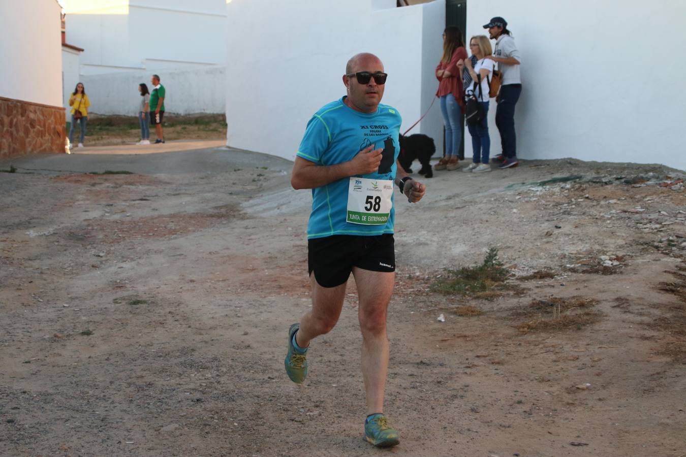 La Bazana acogió, ayer, la tercera edición de la carrera popular Juan José Galván Méndez 'Juanito'. Antonio Grillo Sánchez y María Dolores Pons Díaz fueron los vencedores de la prueba absoluta. La cita consiguió recaudar 405 euros que se destinarán, nuevamente, a la Asociación 'Todos contra la Histiocitosis'.