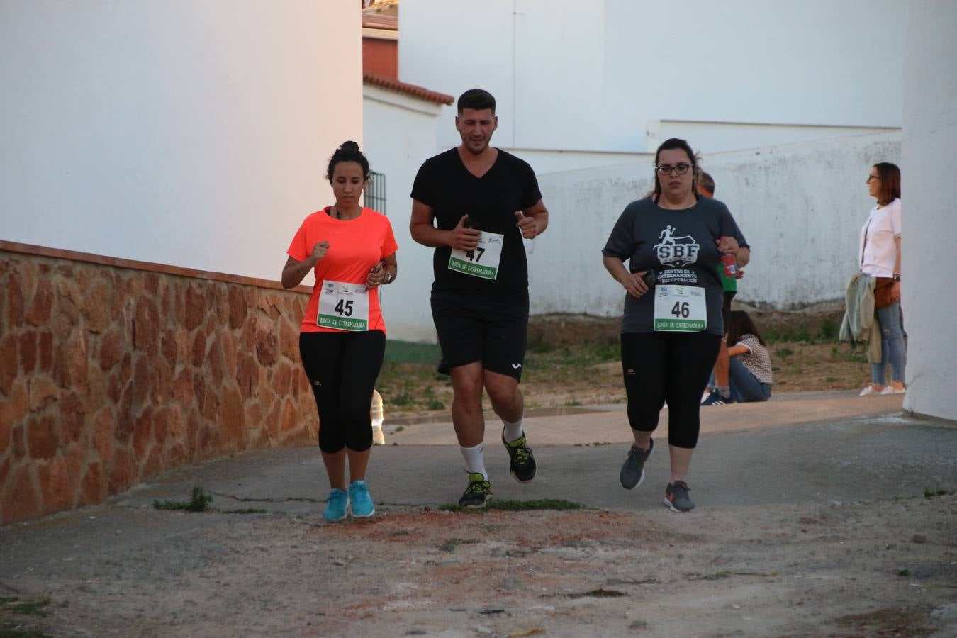 La Bazana acogió, ayer, la tercera edición de la carrera popular Juan José Galván Méndez 'Juanito'. Antonio Grillo Sánchez y María Dolores Pons Díaz fueron los vencedores de la prueba absoluta. La cita consiguió recaudar 405 euros que se destinarán, nuevamente, a la Asociación 'Todos contra la Histiocitosis'.
