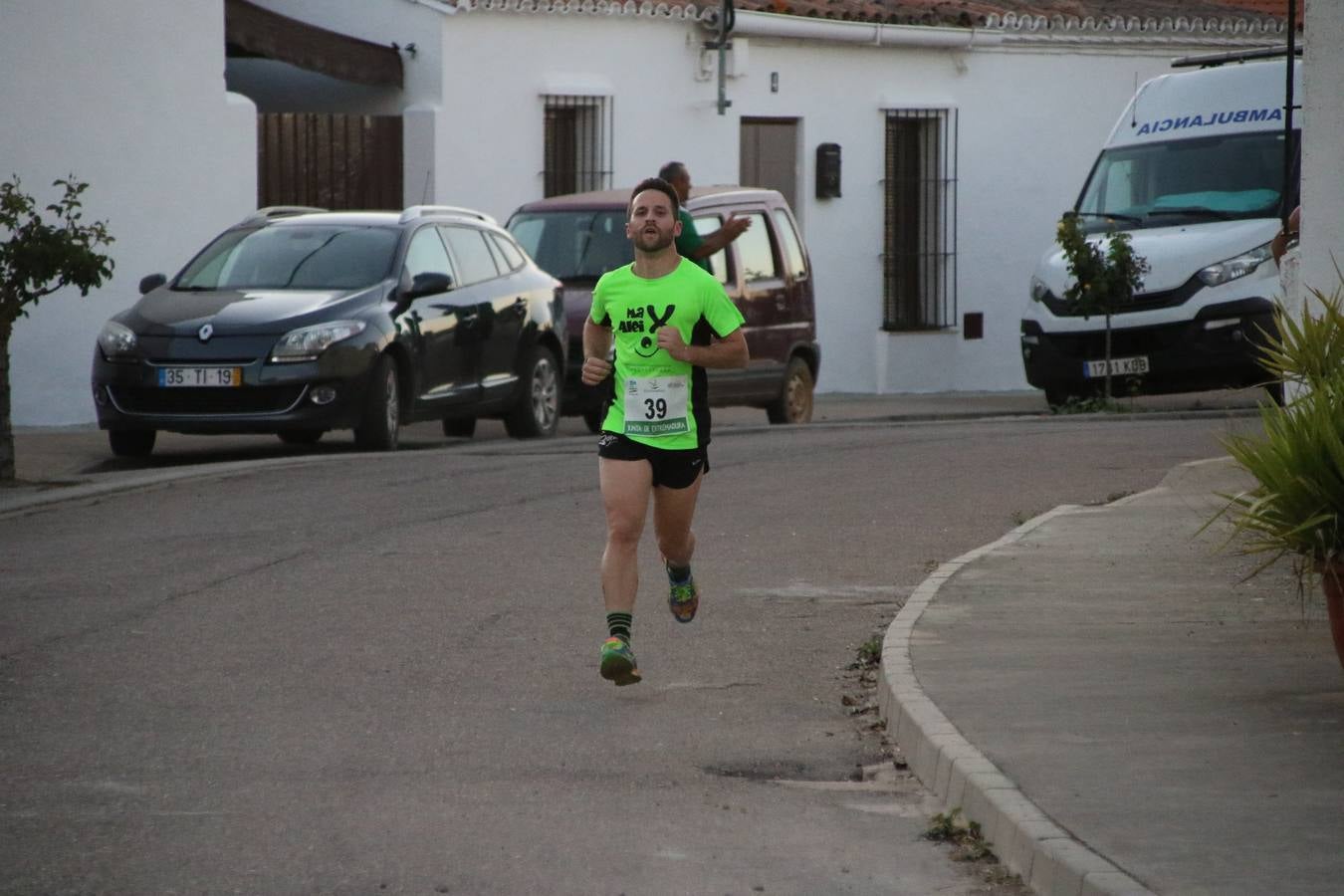 La Bazana acogió, ayer, la tercera edición de la carrera popular Juan José Galván Méndez 'Juanito'. Antonio Grillo Sánchez y María Dolores Pons Díaz fueron los vencedores de la prueba absoluta. La cita consiguió recaudar 405 euros que se destinarán, nuevamente, a la Asociación 'Todos contra la Histiocitosis'.