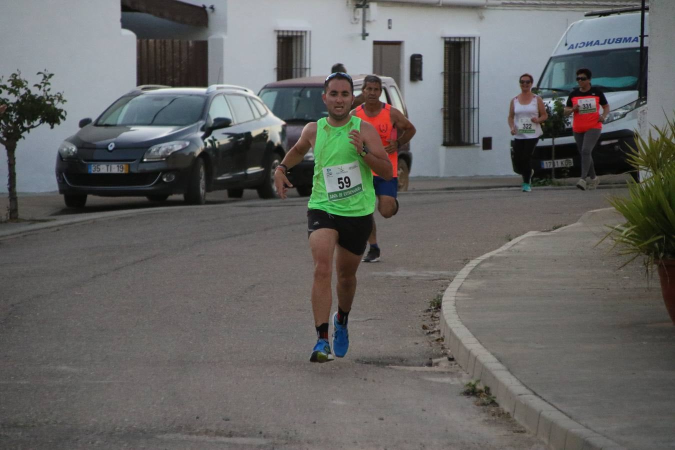 La Bazana acogió, ayer, la tercera edición de la carrera popular Juan José Galván Méndez 'Juanito'. Antonio Grillo Sánchez y María Dolores Pons Díaz fueron los vencedores de la prueba absoluta. La cita consiguió recaudar 405 euros que se destinarán, nuevamente, a la Asociación 'Todos contra la Histiocitosis'.