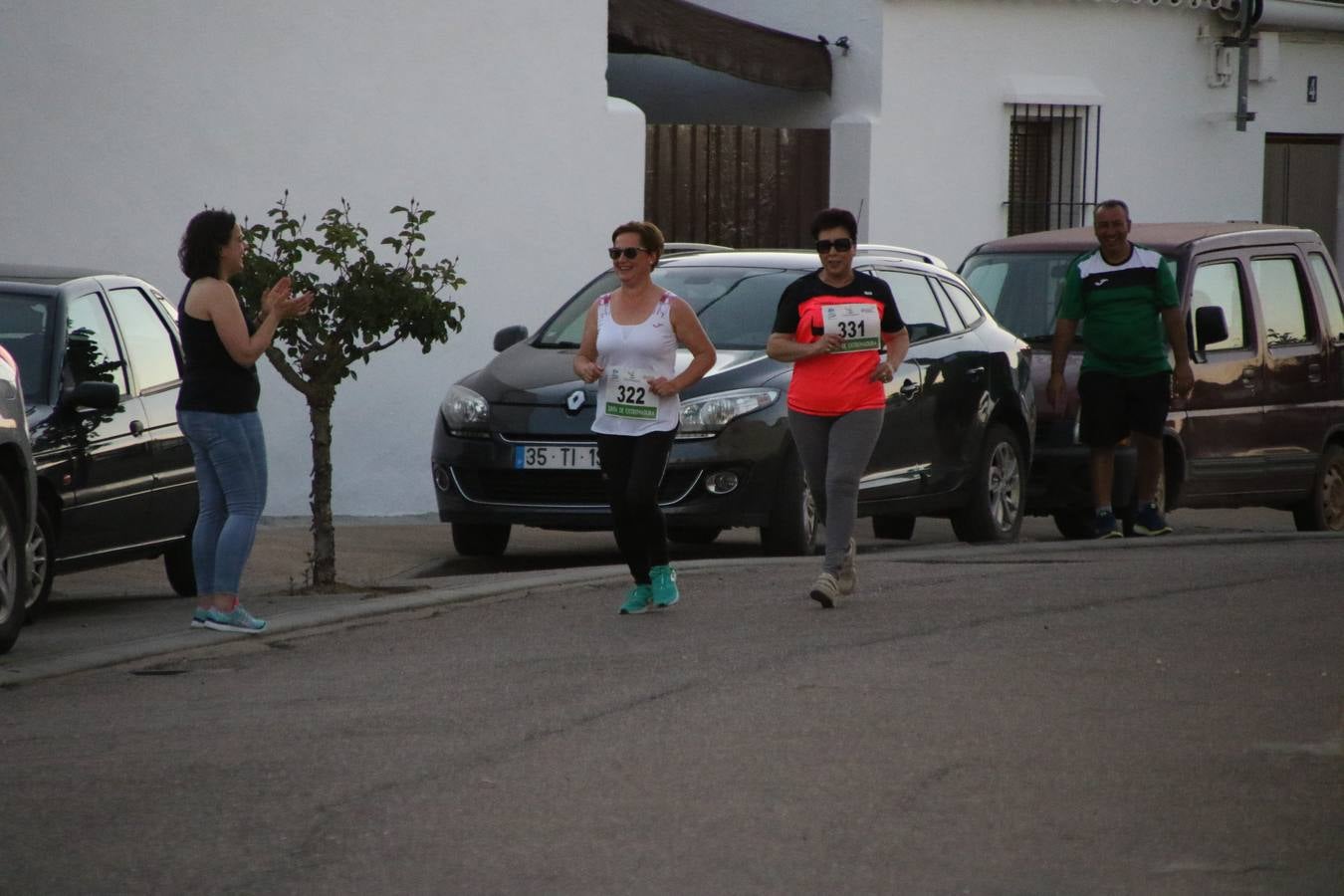La Bazana acogió, ayer, la tercera edición de la carrera popular Juan José Galván Méndez 'Juanito'. Antonio Grillo Sánchez y María Dolores Pons Díaz fueron los vencedores de la prueba absoluta. La cita consiguió recaudar 405 euros que se destinarán, nuevamente, a la Asociación 'Todos contra la Histiocitosis'.
