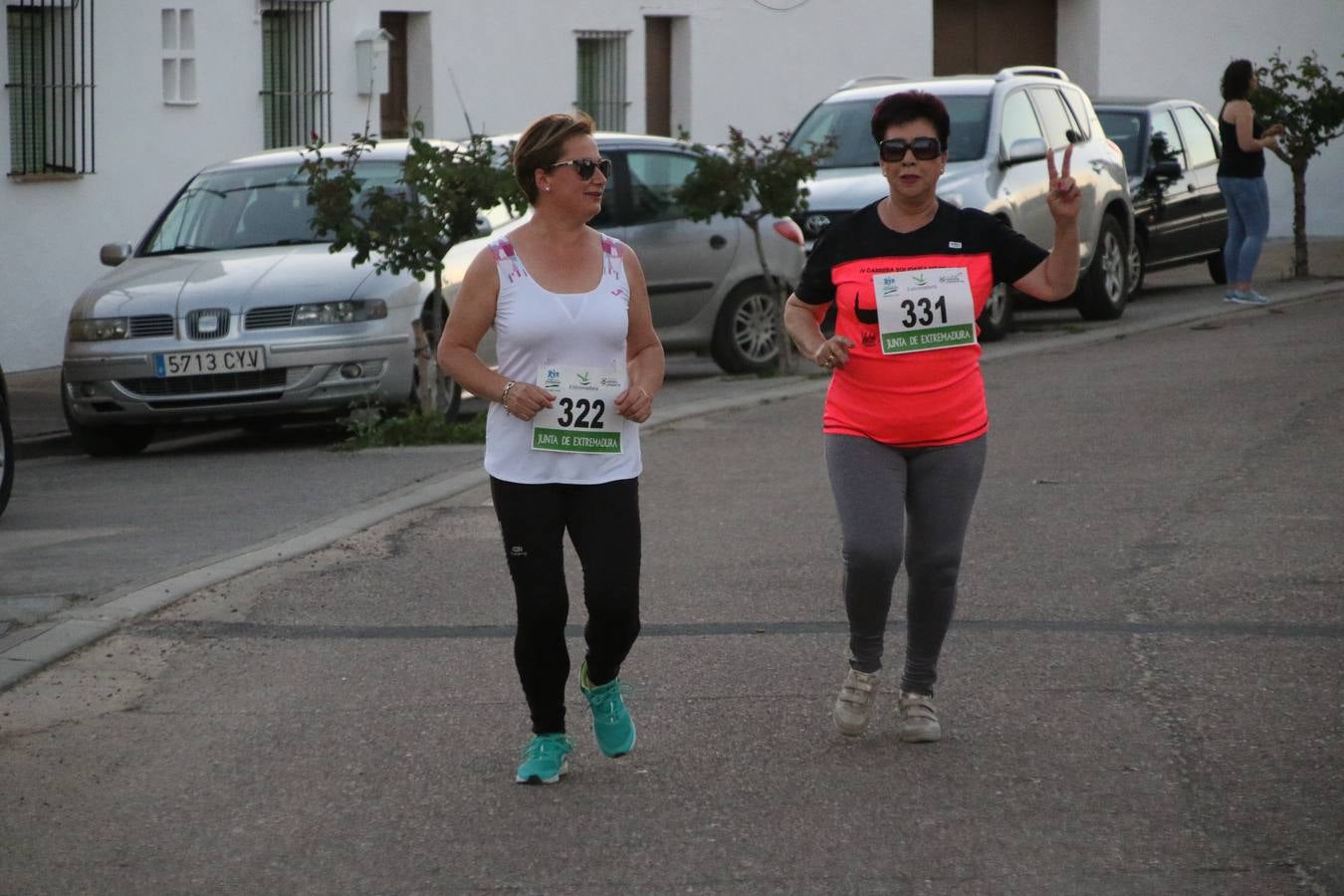 La Bazana acogió, ayer, la tercera edición de la carrera popular Juan José Galván Méndez 'Juanito'. Antonio Grillo Sánchez y María Dolores Pons Díaz fueron los vencedores de la prueba absoluta. La cita consiguió recaudar 405 euros que se destinarán, nuevamente, a la Asociación 'Todos contra la Histiocitosis'.