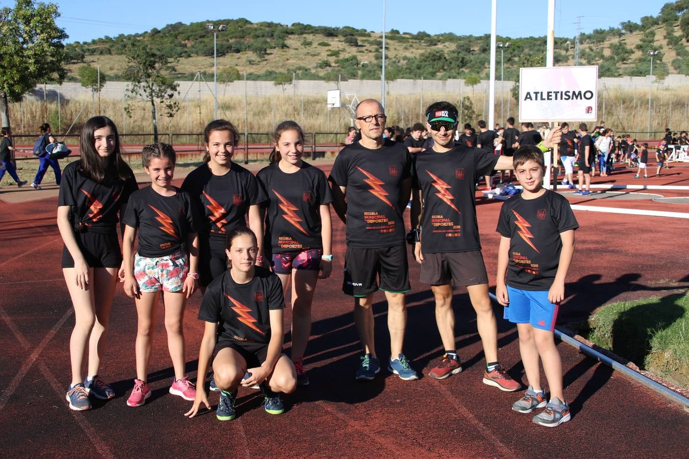 La Ciudad Deportiva 'Manuel Calzado' acogió, ayer, la clausura del curso de la Escuela Municipal de Deportes de Jerez de los Caballeros con un desfile y una exhibición por parte de los alumnos y alumnas. Casi 500 niños y niñas se han formado, este año, en las distintas modalidades deportivas: atletismo, minibasket, baloncesto, ciclismo, fútbol-sala, fútbol 8, judo, kárate, multiaventura, multideporte, pádel, patinaje artístico, tenis y zumba kids.
