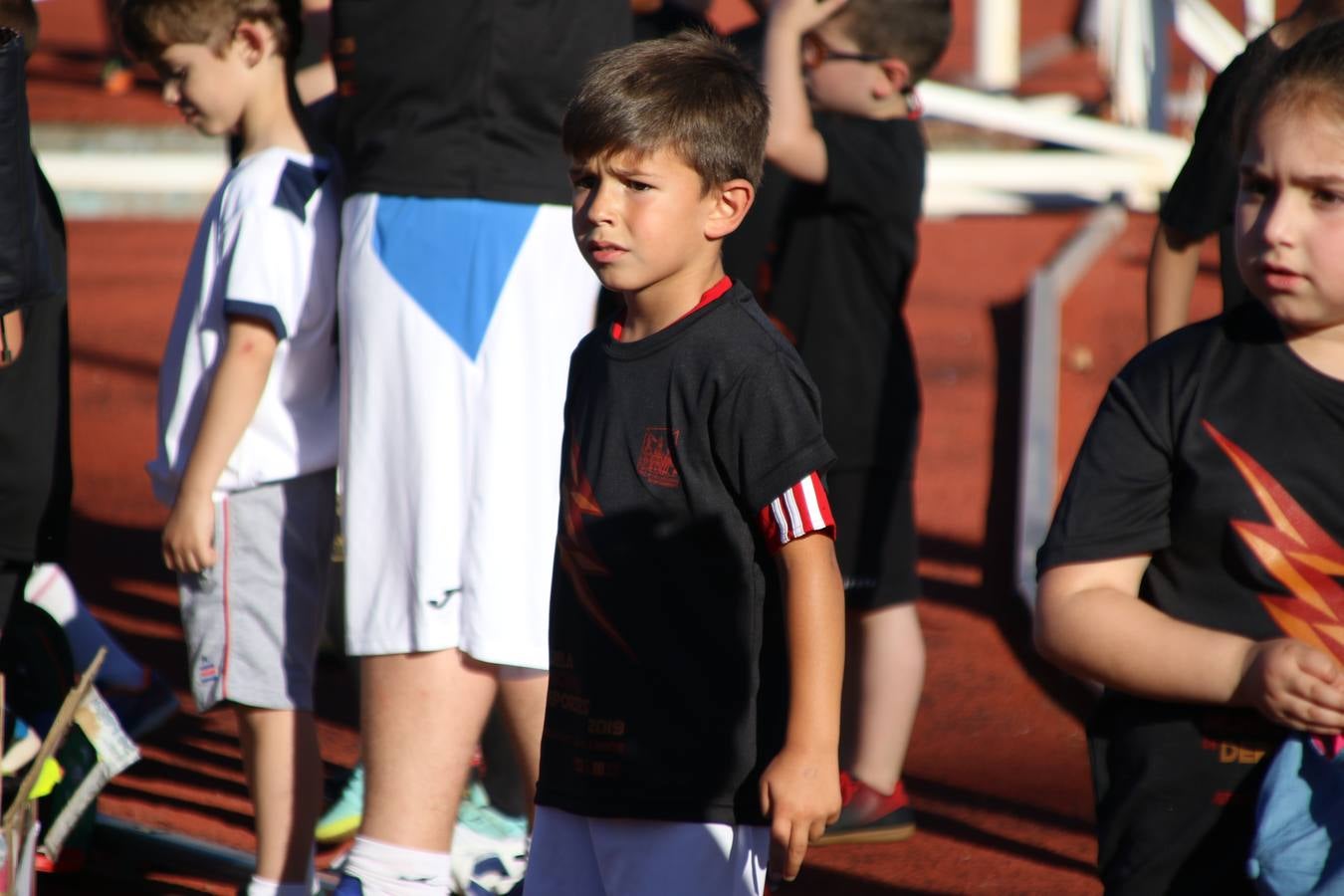 La Ciudad Deportiva 'Manuel Calzado' acogió, ayer, la clausura del curso de la Escuela Municipal de Deportes de Jerez de los Caballeros con un desfile y una exhibición por parte de los alumnos y alumnas. Casi 500 niños y niñas se han formado, este año, en las distintas modalidades deportivas: atletismo, minibasket, baloncesto, ciclismo, fútbol-sala, fútbol 8, judo, kárate, multiaventura, multideporte, pádel, patinaje artístico, tenis y zumba kids.