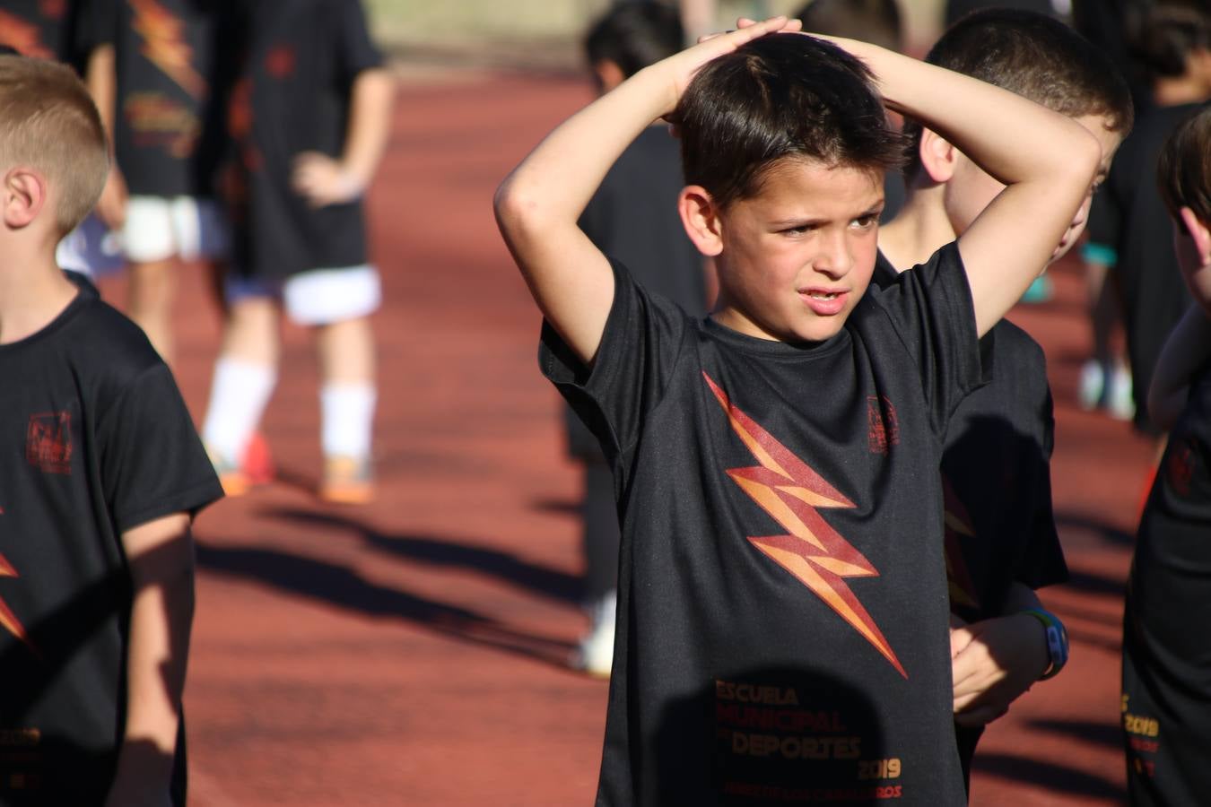 La Ciudad Deportiva 'Manuel Calzado' acogió, ayer, la clausura del curso de la Escuela Municipal de Deportes de Jerez de los Caballeros con un desfile y una exhibición por parte de los alumnos y alumnas. Casi 500 niños y niñas se han formado, este año, en las distintas modalidades deportivas: atletismo, minibasket, baloncesto, ciclismo, fútbol-sala, fútbol 8, judo, kárate, multiaventura, multideporte, pádel, patinaje artístico, tenis y zumba kids.