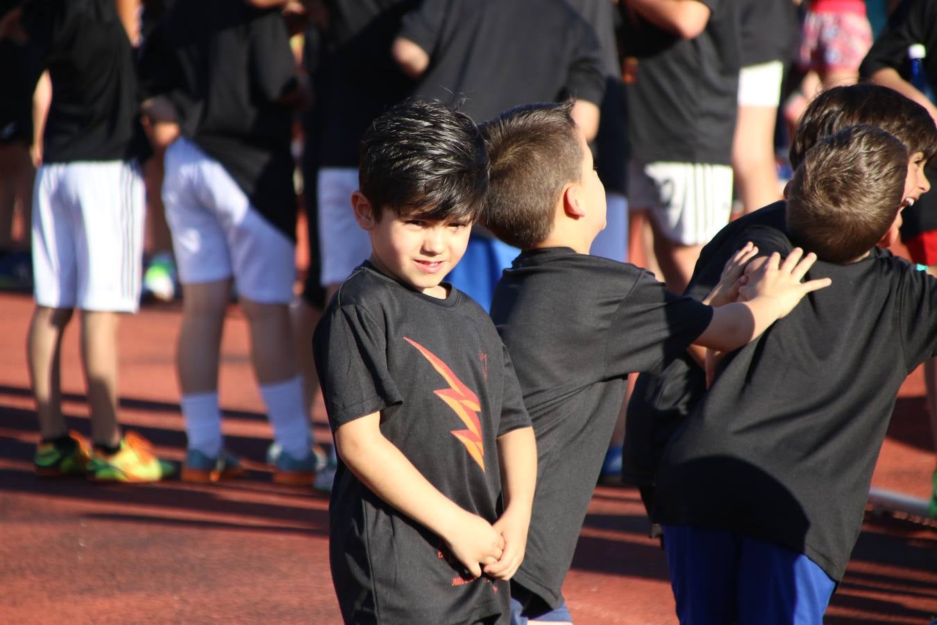 La Ciudad Deportiva 'Manuel Calzado' acogió, ayer, la clausura del curso de la Escuela Municipal de Deportes de Jerez de los Caballeros con un desfile y una exhibición por parte de los alumnos y alumnas. Casi 500 niños y niñas se han formado, este año, en las distintas modalidades deportivas: atletismo, minibasket, baloncesto, ciclismo, fútbol-sala, fútbol 8, judo, kárate, multiaventura, multideporte, pádel, patinaje artístico, tenis y zumba kids.