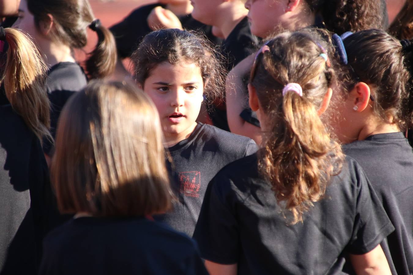 La Ciudad Deportiva 'Manuel Calzado' acogió, ayer, la clausura del curso de la Escuela Municipal de Deportes de Jerez de los Caballeros con un desfile y una exhibición por parte de los alumnos y alumnas. Casi 500 niños y niñas se han formado, este año, en las distintas modalidades deportivas: atletismo, minibasket, baloncesto, ciclismo, fútbol-sala, fútbol 8, judo, kárate, multiaventura, multideporte, pádel, patinaje artístico, tenis y zumba kids.