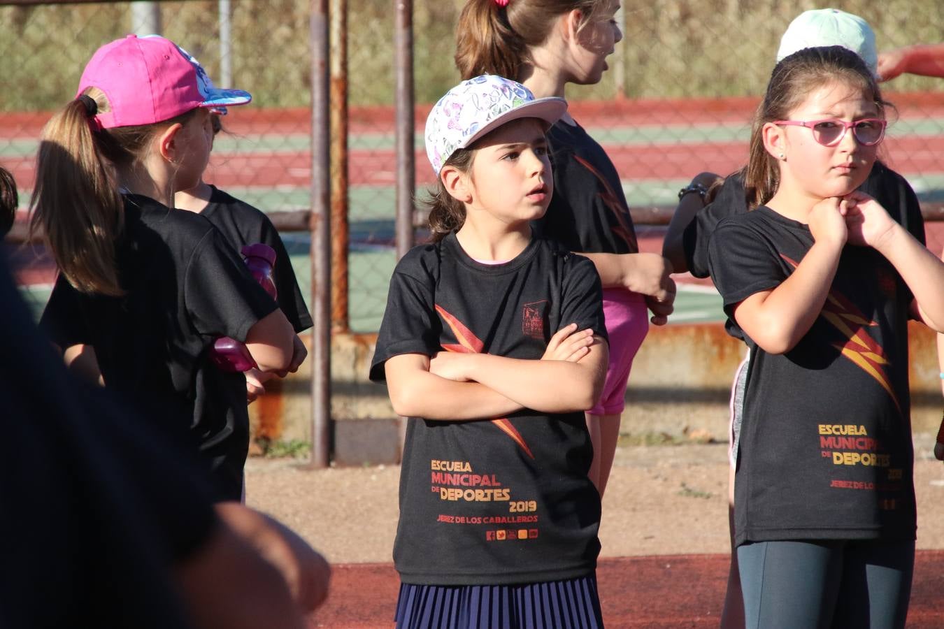 La Ciudad Deportiva 'Manuel Calzado' acogió, ayer, la clausura del curso de la Escuela Municipal de Deportes de Jerez de los Caballeros con un desfile y una exhibición por parte de los alumnos y alumnas. Casi 500 niños y niñas se han formado, este año, en las distintas modalidades deportivas: atletismo, minibasket, baloncesto, ciclismo, fútbol-sala, fútbol 8, judo, kárate, multiaventura, multideporte, pádel, patinaje artístico, tenis y zumba kids.