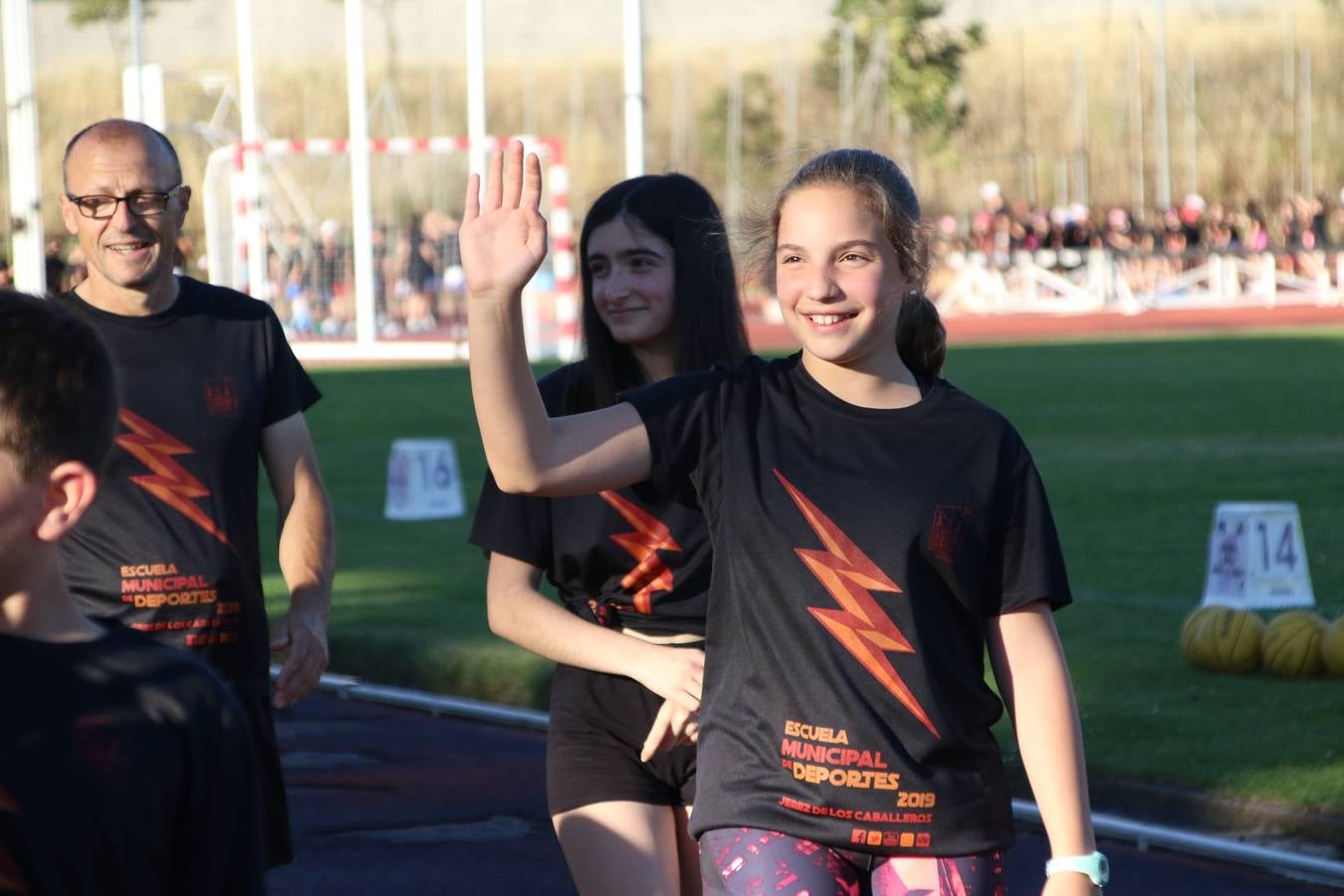 La Ciudad Deportiva 'Manuel Calzado' acogió, ayer, la clausura del curso de la Escuela Municipal de Deportes de Jerez de los Caballeros con un desfile y una exhibición por parte de los alumnos y alumnas. Casi 500 niños y niñas se han formado, este año, en las distintas modalidades deportivas: atletismo, minibasket, baloncesto, ciclismo, fútbol-sala, fútbol 8, judo, kárate, multiaventura, multideporte, pádel, patinaje artístico, tenis y zumba kids.