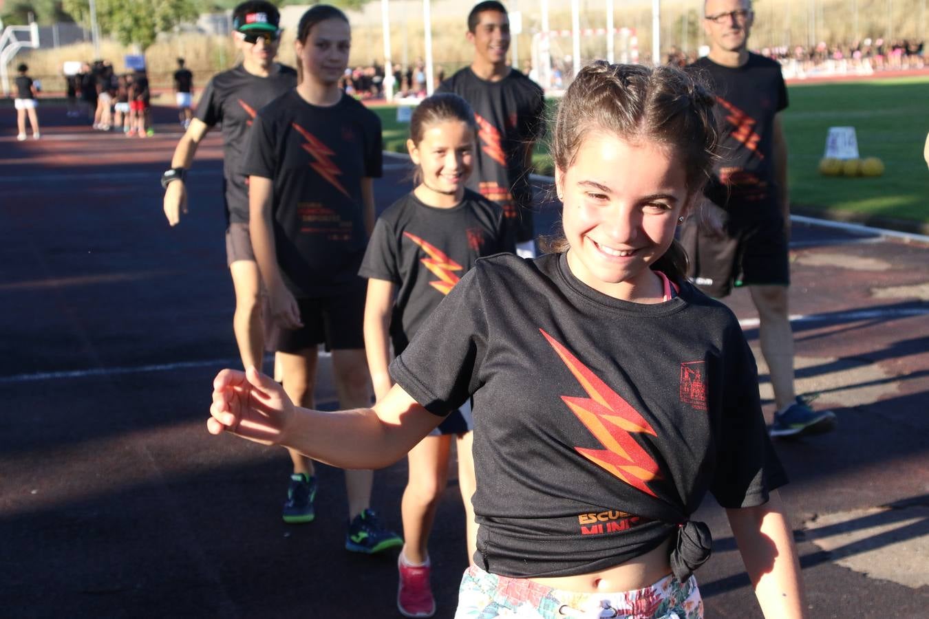 La Ciudad Deportiva 'Manuel Calzado' acogió, ayer, la clausura del curso de la Escuela Municipal de Deportes de Jerez de los Caballeros con un desfile y una exhibición por parte de los alumnos y alumnas. Casi 500 niños y niñas se han formado, este año, en las distintas modalidades deportivas: atletismo, minibasket, baloncesto, ciclismo, fútbol-sala, fútbol 8, judo, kárate, multiaventura, multideporte, pádel, patinaje artístico, tenis y zumba kids.