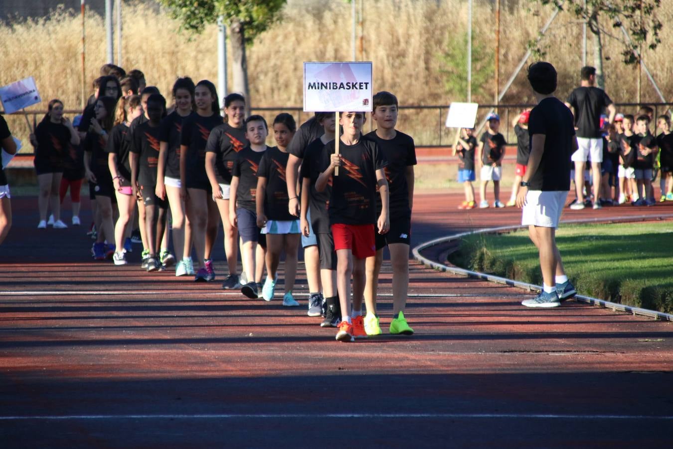 La Ciudad Deportiva 'Manuel Calzado' acogió, ayer, la clausura del curso de la Escuela Municipal de Deportes de Jerez de los Caballeros con un desfile y una exhibición por parte de los alumnos y alumnas. Casi 500 niños y niñas se han formado, este año, en las distintas modalidades deportivas: atletismo, minibasket, baloncesto, ciclismo, fútbol-sala, fútbol 8, judo, kárate, multiaventura, multideporte, pádel, patinaje artístico, tenis y zumba kids.