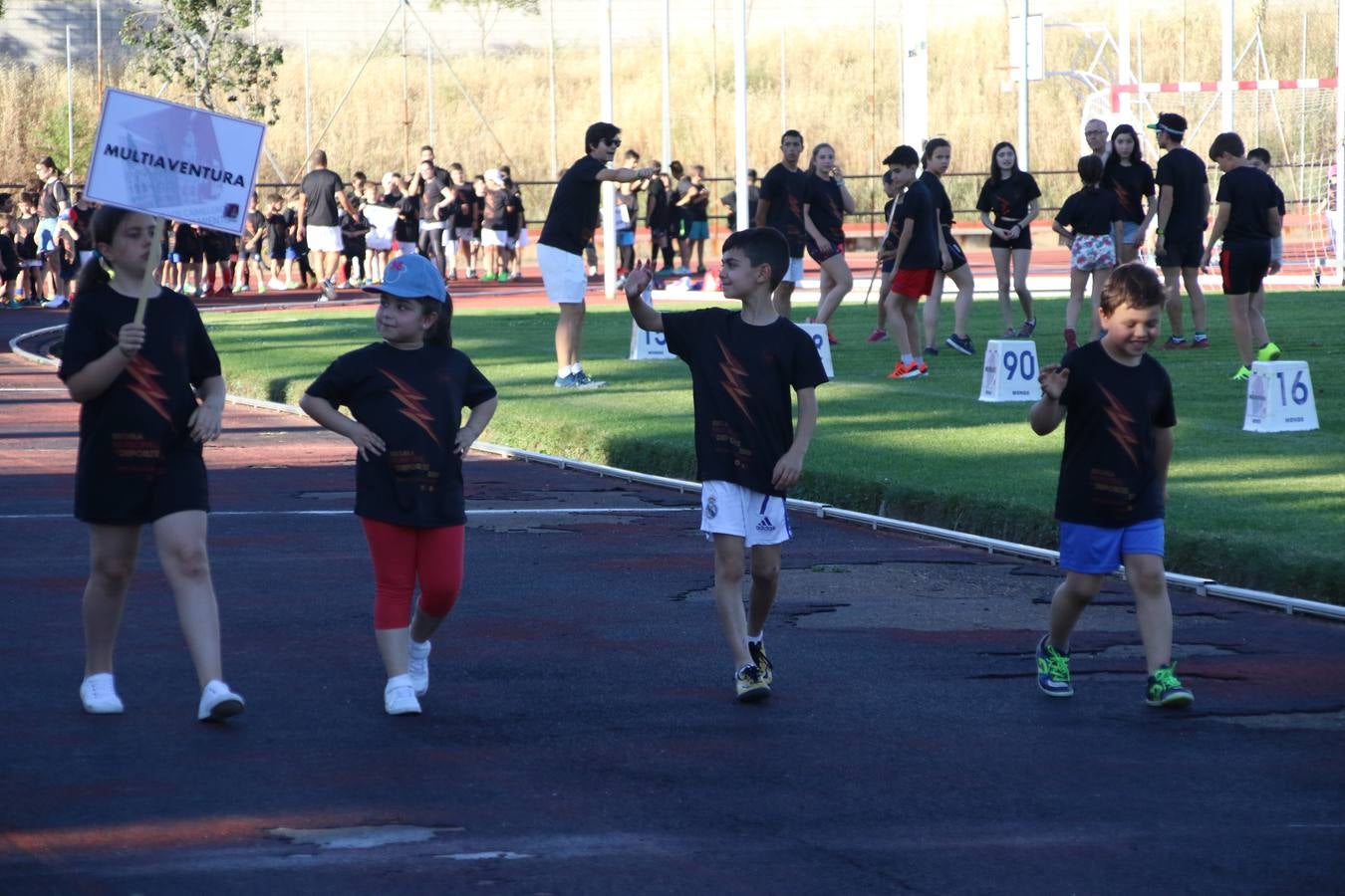 La Ciudad Deportiva 'Manuel Calzado' acogió, ayer, la clausura del curso de la Escuela Municipal de Deportes de Jerez de los Caballeros con un desfile y una exhibición por parte de los alumnos y alumnas. Casi 500 niños y niñas se han formado, este año, en las distintas modalidades deportivas: atletismo, minibasket, baloncesto, ciclismo, fútbol-sala, fútbol 8, judo, kárate, multiaventura, multideporte, pádel, patinaje artístico, tenis y zumba kids.