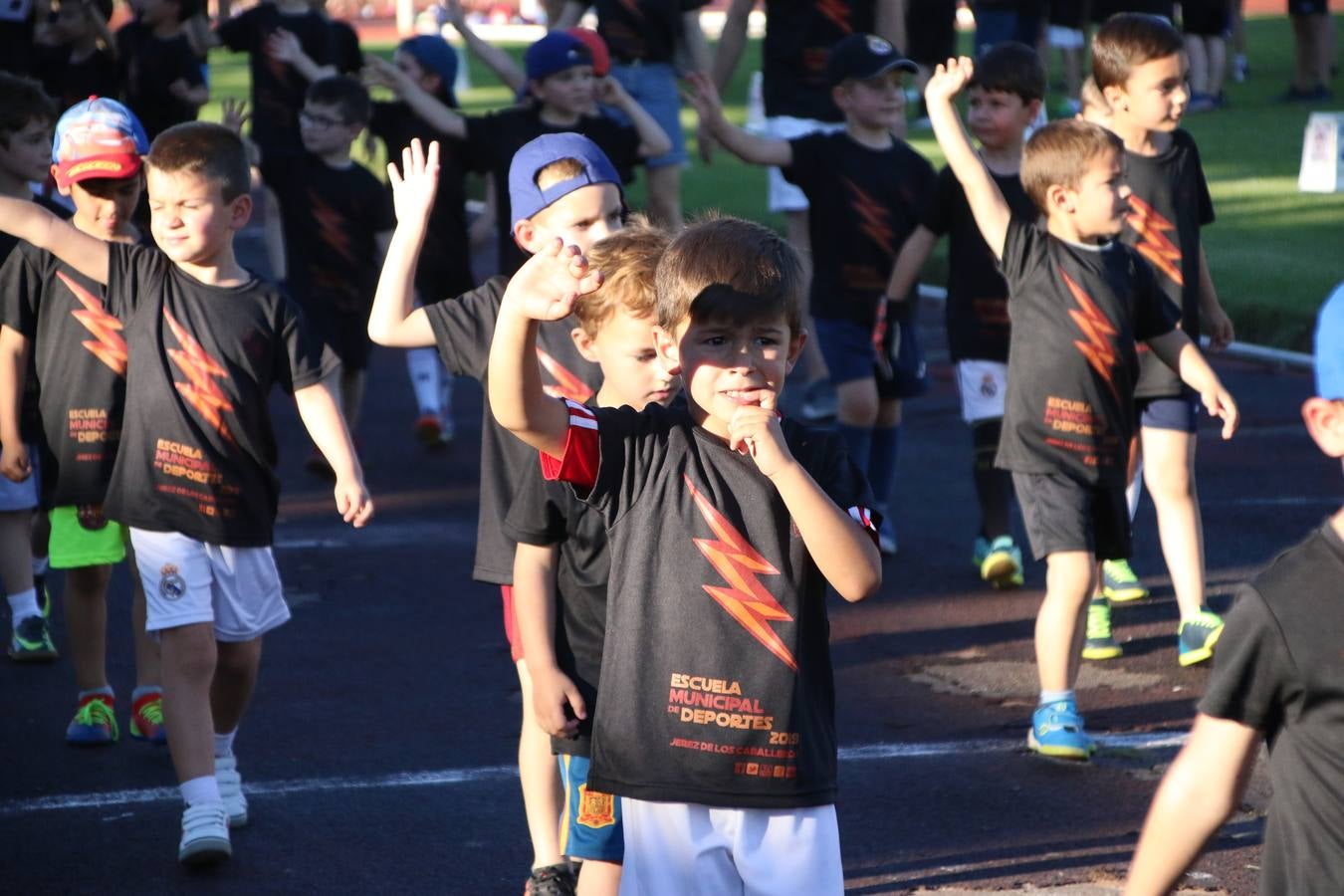 La Ciudad Deportiva 'Manuel Calzado' acogió, ayer, la clausura del curso de la Escuela Municipal de Deportes de Jerez de los Caballeros con un desfile y una exhibición por parte de los alumnos y alumnas. Casi 500 niños y niñas se han formado, este año, en las distintas modalidades deportivas: atletismo, minibasket, baloncesto, ciclismo, fútbol-sala, fútbol 8, judo, kárate, multiaventura, multideporte, pádel, patinaje artístico, tenis y zumba kids.