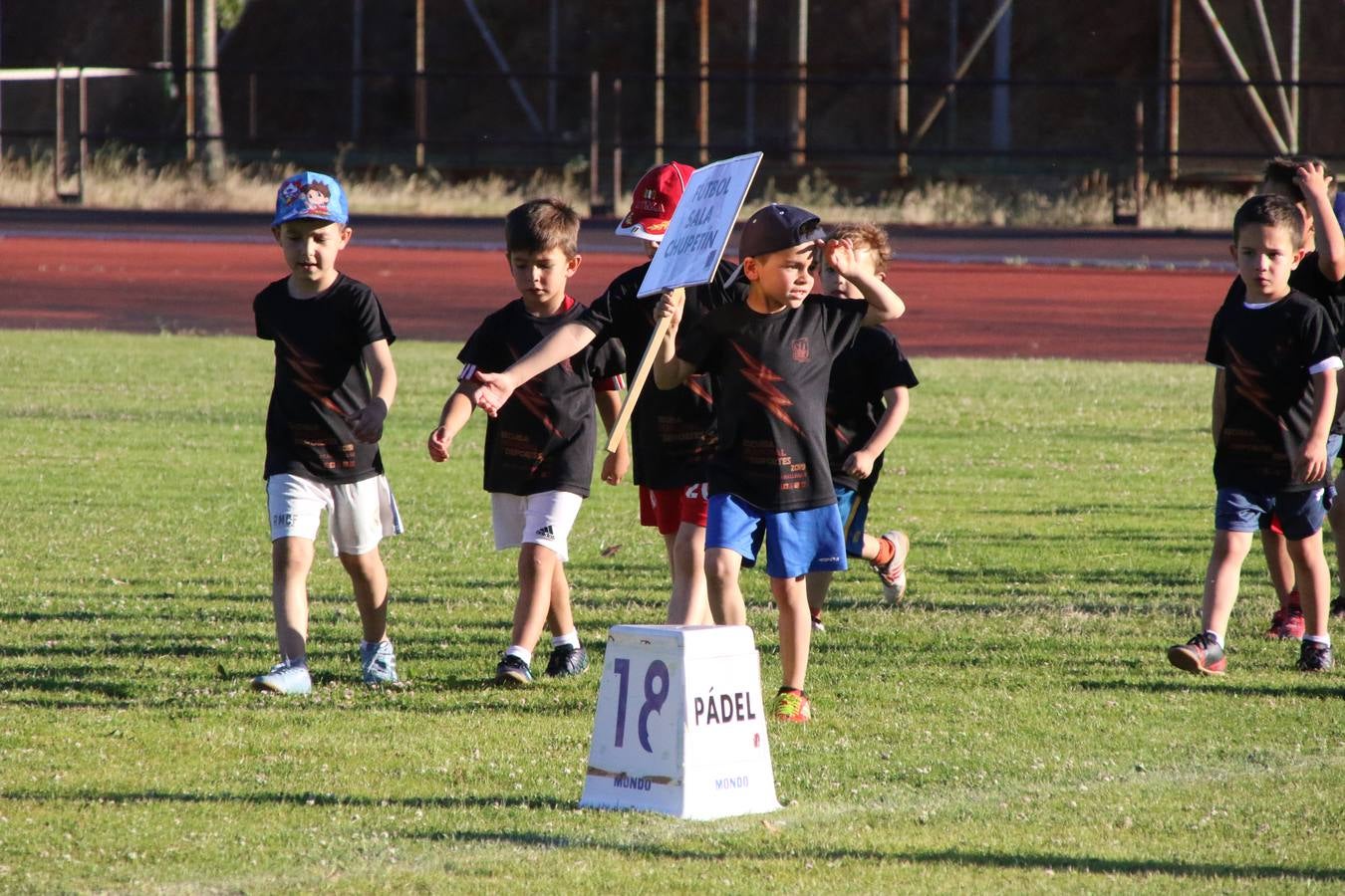 La Ciudad Deportiva 'Manuel Calzado' acogió, ayer, la clausura del curso de la Escuela Municipal de Deportes de Jerez de los Caballeros con un desfile y una exhibición por parte de los alumnos y alumnas. Casi 500 niños y niñas se han formado, este año, en las distintas modalidades deportivas: atletismo, minibasket, baloncesto, ciclismo, fútbol-sala, fútbol 8, judo, kárate, multiaventura, multideporte, pádel, patinaje artístico, tenis y zumba kids.