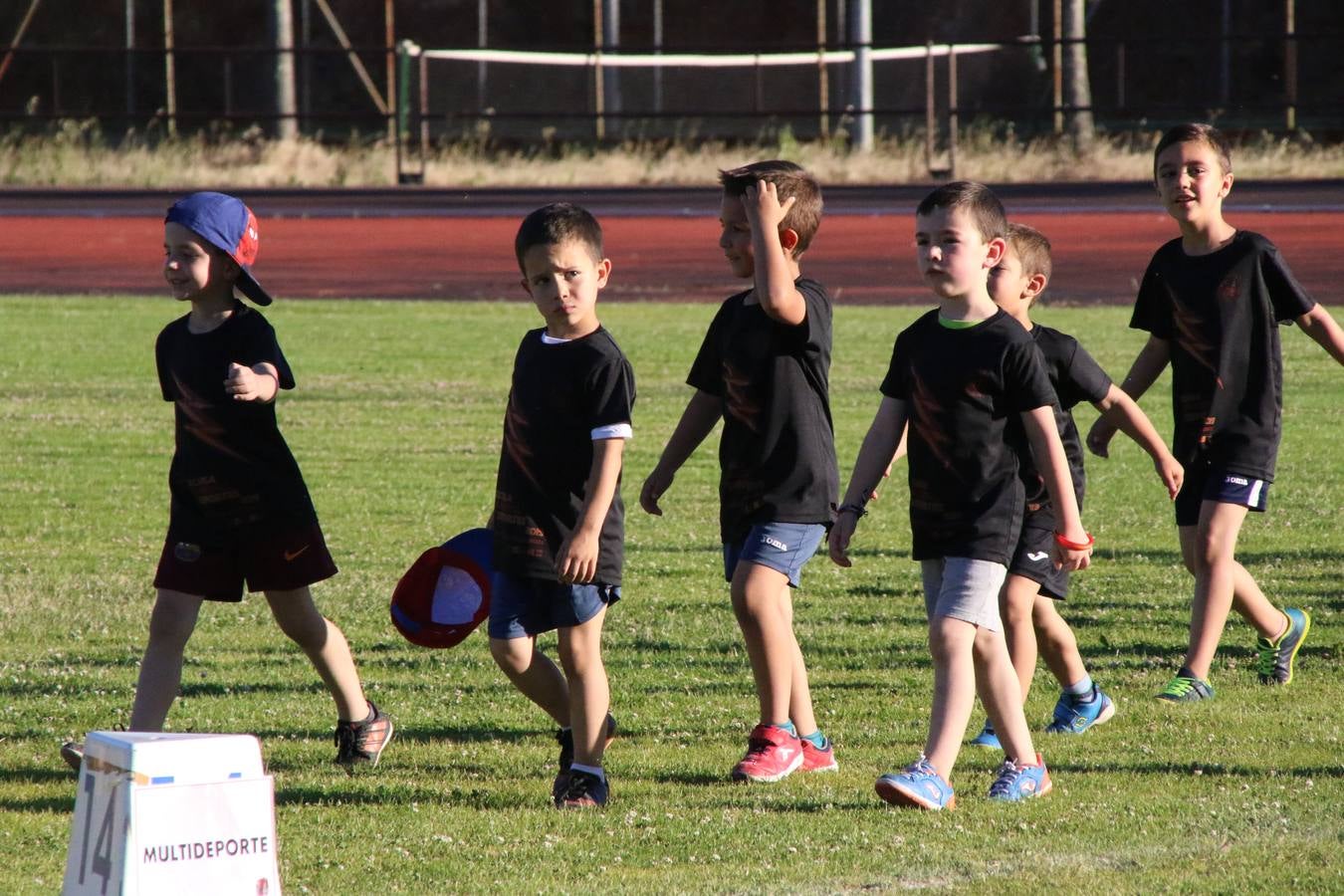 La Ciudad Deportiva 'Manuel Calzado' acogió, ayer, la clausura del curso de la Escuela Municipal de Deportes de Jerez de los Caballeros con un desfile y una exhibición por parte de los alumnos y alumnas. Casi 500 niños y niñas se han formado, este año, en las distintas modalidades deportivas: atletismo, minibasket, baloncesto, ciclismo, fútbol-sala, fútbol 8, judo, kárate, multiaventura, multideporte, pádel, patinaje artístico, tenis y zumba kids.