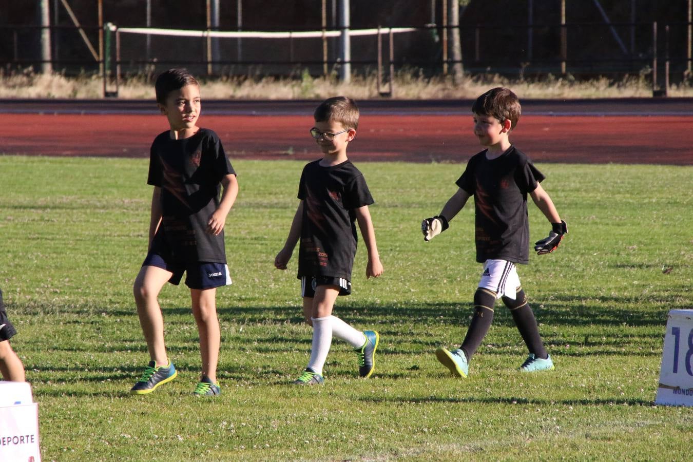 La Ciudad Deportiva 'Manuel Calzado' acogió, ayer, la clausura del curso de la Escuela Municipal de Deportes de Jerez de los Caballeros con un desfile y una exhibición por parte de los alumnos y alumnas. Casi 500 niños y niñas se han formado, este año, en las distintas modalidades deportivas: atletismo, minibasket, baloncesto, ciclismo, fútbol-sala, fútbol 8, judo, kárate, multiaventura, multideporte, pádel, patinaje artístico, tenis y zumba kids.