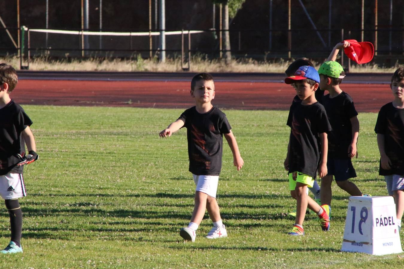 La Ciudad Deportiva 'Manuel Calzado' acogió, ayer, la clausura del curso de la Escuela Municipal de Deportes de Jerez de los Caballeros con un desfile y una exhibición por parte de los alumnos y alumnas. Casi 500 niños y niñas se han formado, este año, en las distintas modalidades deportivas: atletismo, minibasket, baloncesto, ciclismo, fútbol-sala, fútbol 8, judo, kárate, multiaventura, multideporte, pádel, patinaje artístico, tenis y zumba kids.