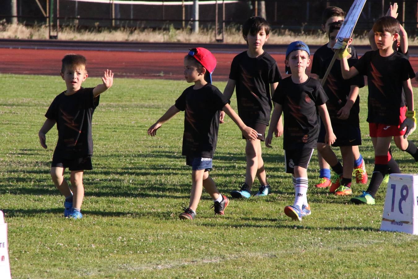 La Ciudad Deportiva 'Manuel Calzado' acogió, ayer, la clausura del curso de la Escuela Municipal de Deportes de Jerez de los Caballeros con un desfile y una exhibición por parte de los alumnos y alumnas. Casi 500 niños y niñas se han formado, este año, en las distintas modalidades deportivas: atletismo, minibasket, baloncesto, ciclismo, fútbol-sala, fútbol 8, judo, kárate, multiaventura, multideporte, pádel, patinaje artístico, tenis y zumba kids.