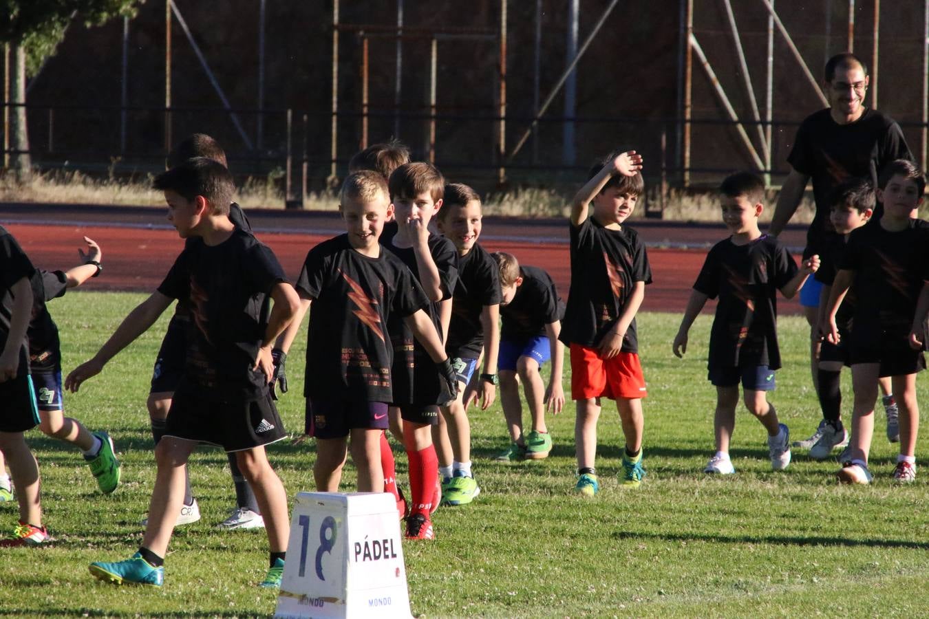 La Ciudad Deportiva 'Manuel Calzado' acogió, ayer, la clausura del curso de la Escuela Municipal de Deportes de Jerez de los Caballeros con un desfile y una exhibición por parte de los alumnos y alumnas. Casi 500 niños y niñas se han formado, este año, en las distintas modalidades deportivas: atletismo, minibasket, baloncesto, ciclismo, fútbol-sala, fútbol 8, judo, kárate, multiaventura, multideporte, pádel, patinaje artístico, tenis y zumba kids.