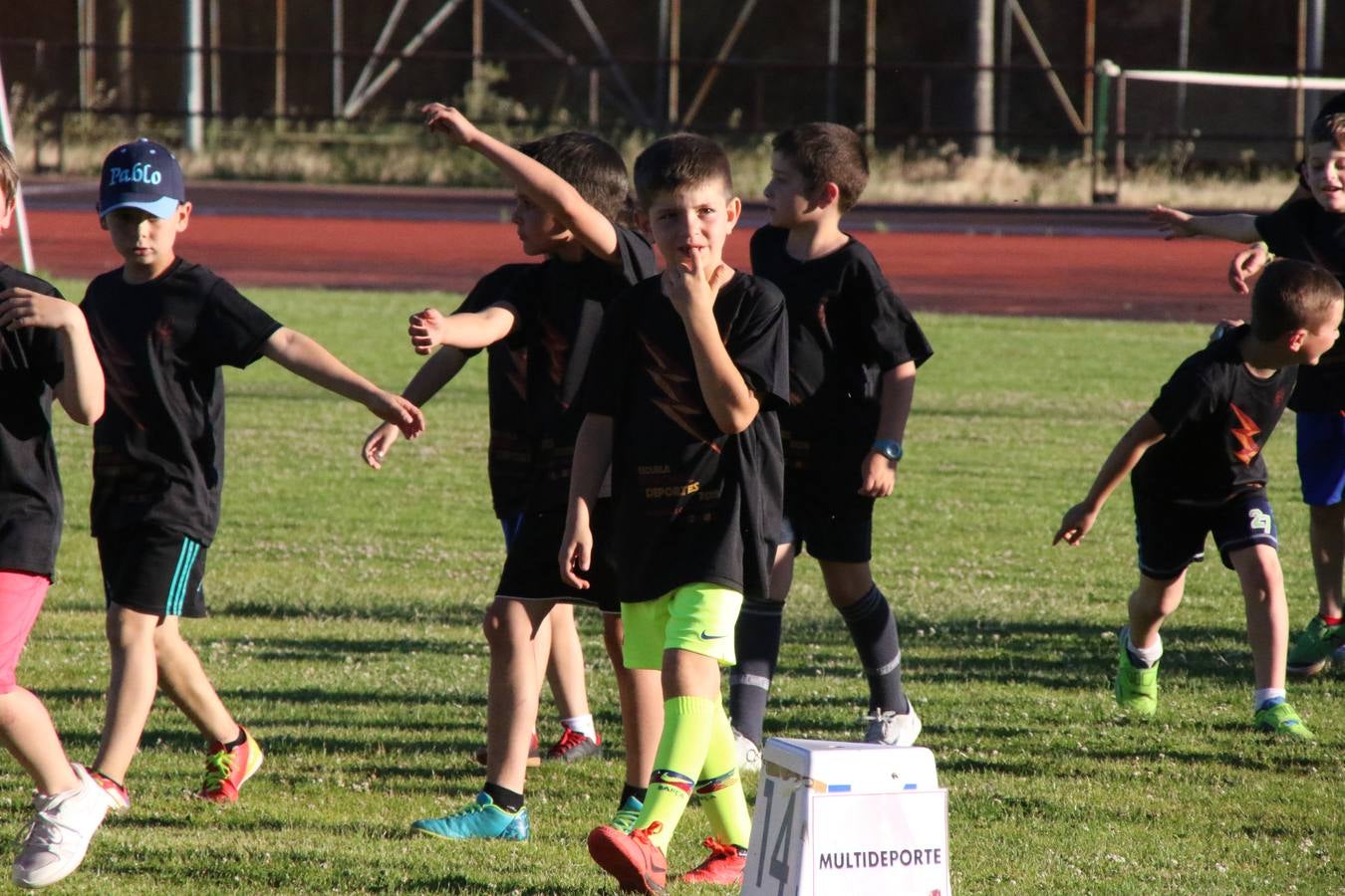 La Ciudad Deportiva 'Manuel Calzado' acogió, ayer, la clausura del curso de la Escuela Municipal de Deportes de Jerez de los Caballeros con un desfile y una exhibición por parte de los alumnos y alumnas. Casi 500 niños y niñas se han formado, este año, en las distintas modalidades deportivas: atletismo, minibasket, baloncesto, ciclismo, fútbol-sala, fútbol 8, judo, kárate, multiaventura, multideporte, pádel, patinaje artístico, tenis y zumba kids.