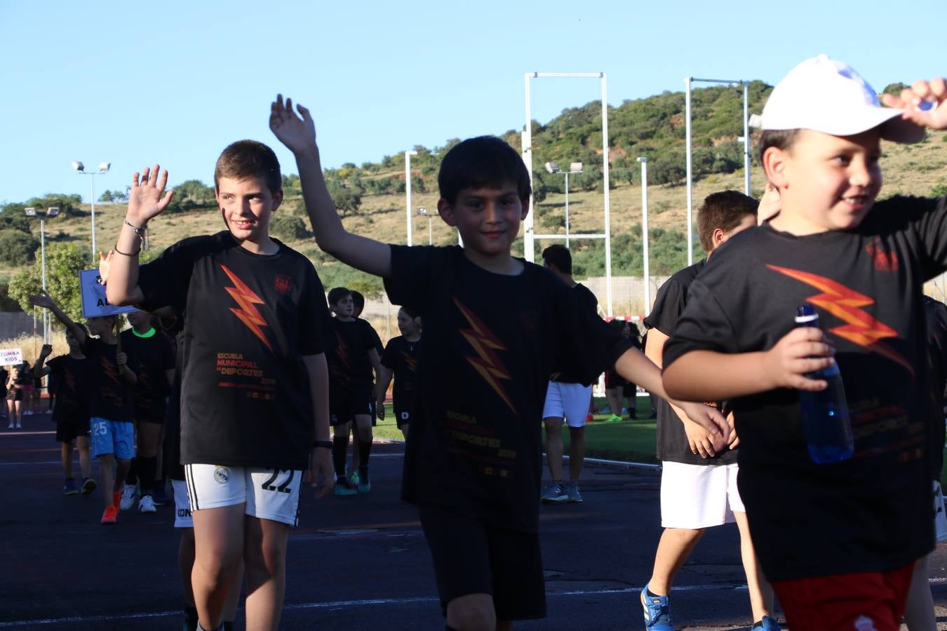 La Ciudad Deportiva 'Manuel Calzado' acogió, ayer, la clausura del curso de la Escuela Municipal de Deportes de Jerez de los Caballeros con un desfile y una exhibición por parte de los alumnos y alumnas. Casi 500 niños y niñas se han formado, este año, en las distintas modalidades deportivas: atletismo, minibasket, baloncesto, ciclismo, fútbol-sala, fútbol 8, judo, kárate, multiaventura, multideporte, pádel, patinaje artístico, tenis y zumba kids.