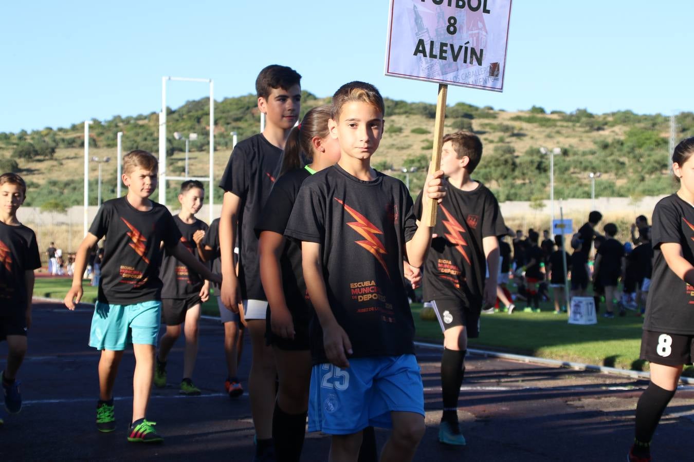 La Ciudad Deportiva 'Manuel Calzado' acogió, ayer, la clausura del curso de la Escuela Municipal de Deportes de Jerez de los Caballeros con un desfile y una exhibición por parte de los alumnos y alumnas. Casi 500 niños y niñas se han formado, este año, en las distintas modalidades deportivas: atletismo, minibasket, baloncesto, ciclismo, fútbol-sala, fútbol 8, judo, kárate, multiaventura, multideporte, pádel, patinaje artístico, tenis y zumba kids.