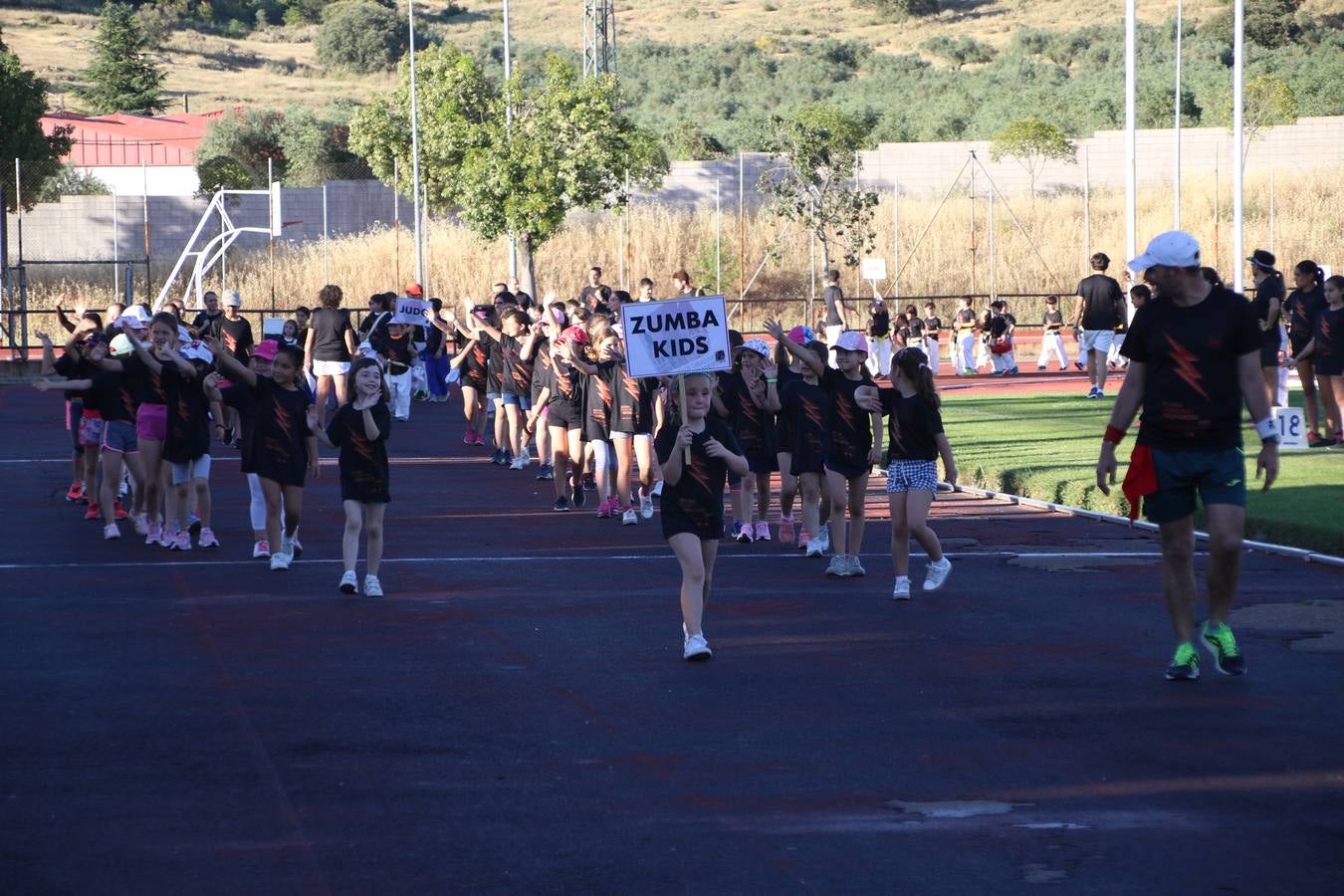 La Ciudad Deportiva 'Manuel Calzado' acogió, ayer, la clausura del curso de la Escuela Municipal de Deportes de Jerez de los Caballeros con un desfile y una exhibición por parte de los alumnos y alumnas. Casi 500 niños y niñas se han formado, este año, en las distintas modalidades deportivas: atletismo, minibasket, baloncesto, ciclismo, fútbol-sala, fútbol 8, judo, kárate, multiaventura, multideporte, pádel, patinaje artístico, tenis y zumba kids.