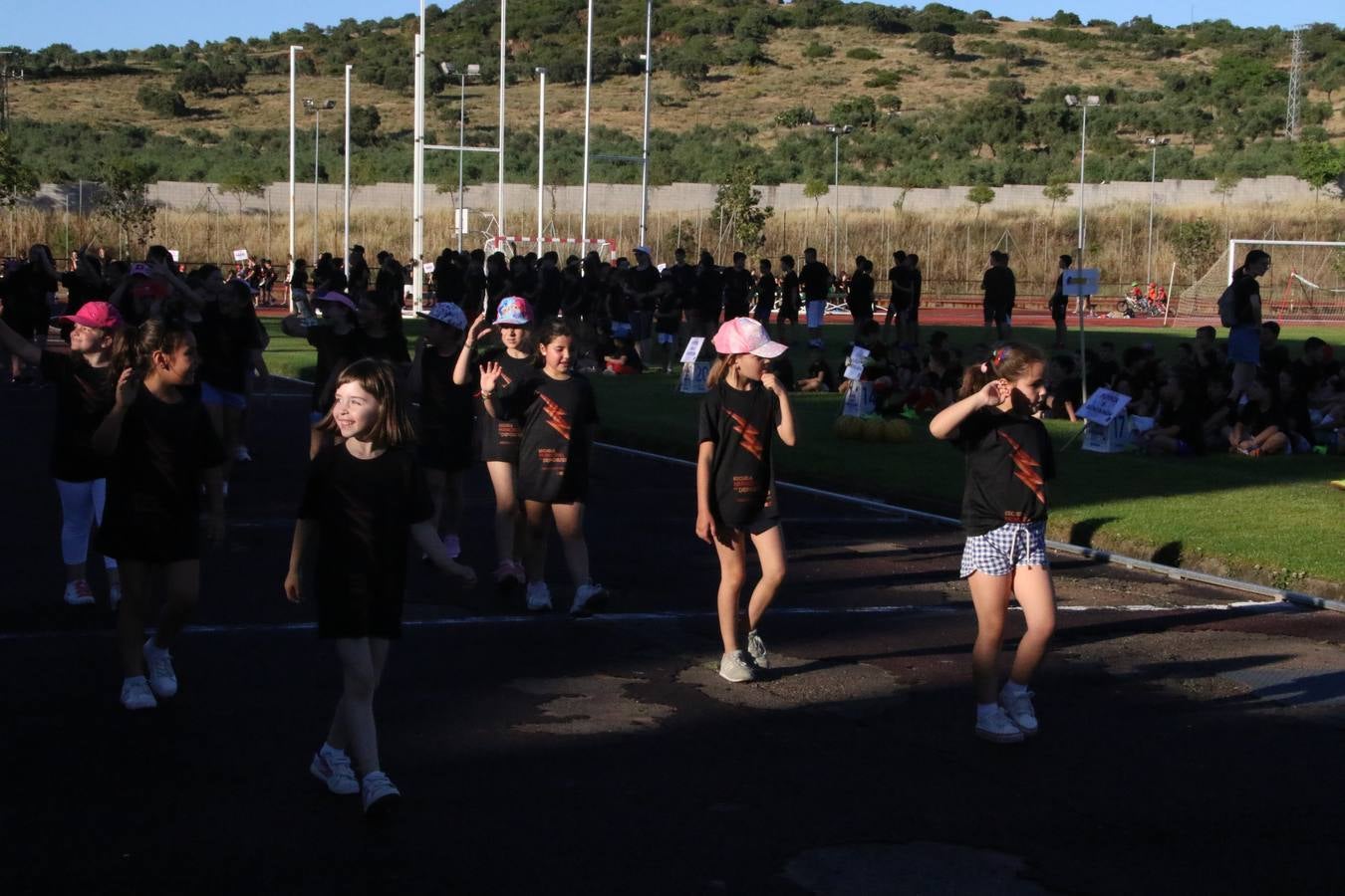 La Ciudad Deportiva 'Manuel Calzado' acogió, ayer, la clausura del curso de la Escuela Municipal de Deportes de Jerez de los Caballeros con un desfile y una exhibición por parte de los alumnos y alumnas. Casi 500 niños y niñas se han formado, este año, en las distintas modalidades deportivas: atletismo, minibasket, baloncesto, ciclismo, fútbol-sala, fútbol 8, judo, kárate, multiaventura, multideporte, pádel, patinaje artístico, tenis y zumba kids.