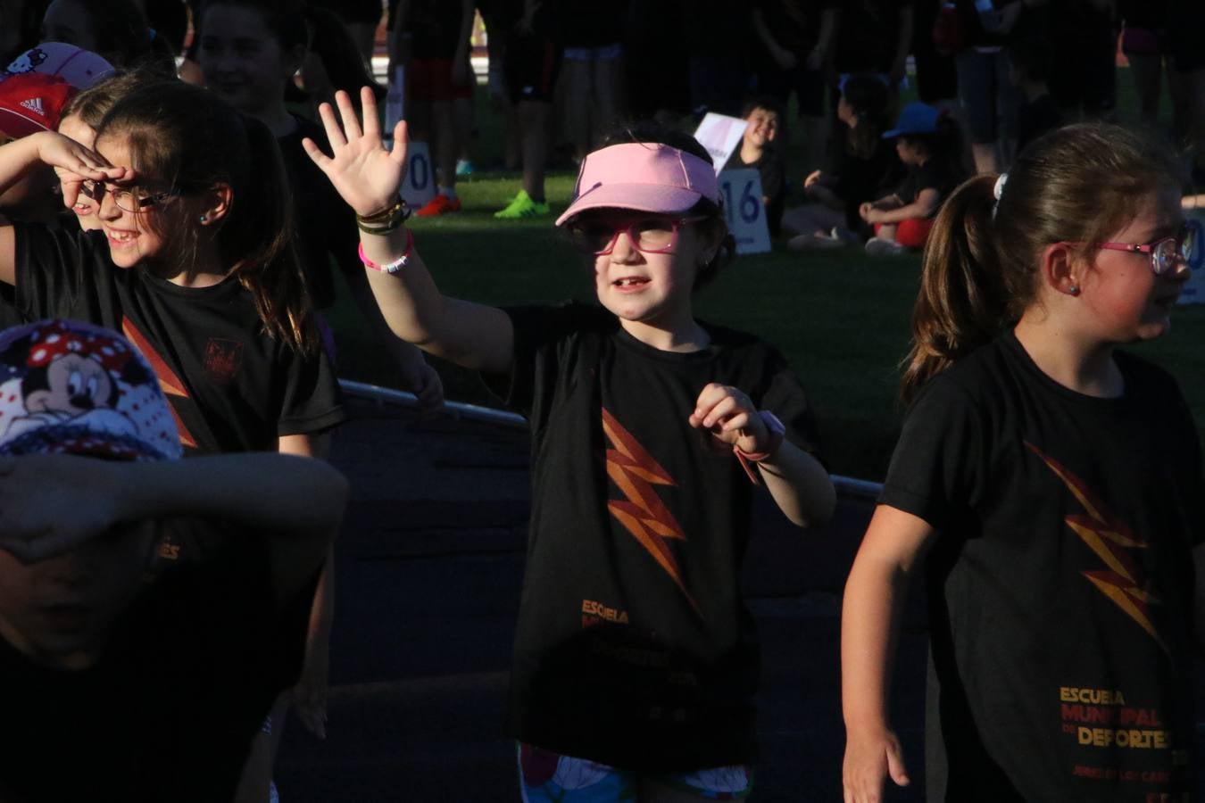 La Ciudad Deportiva 'Manuel Calzado' acogió, ayer, la clausura del curso de la Escuela Municipal de Deportes de Jerez de los Caballeros con un desfile y una exhibición por parte de los alumnos y alumnas. Casi 500 niños y niñas se han formado, este año, en las distintas modalidades deportivas: atletismo, minibasket, baloncesto, ciclismo, fútbol-sala, fútbol 8, judo, kárate, multiaventura, multideporte, pádel, patinaje artístico, tenis y zumba kids.