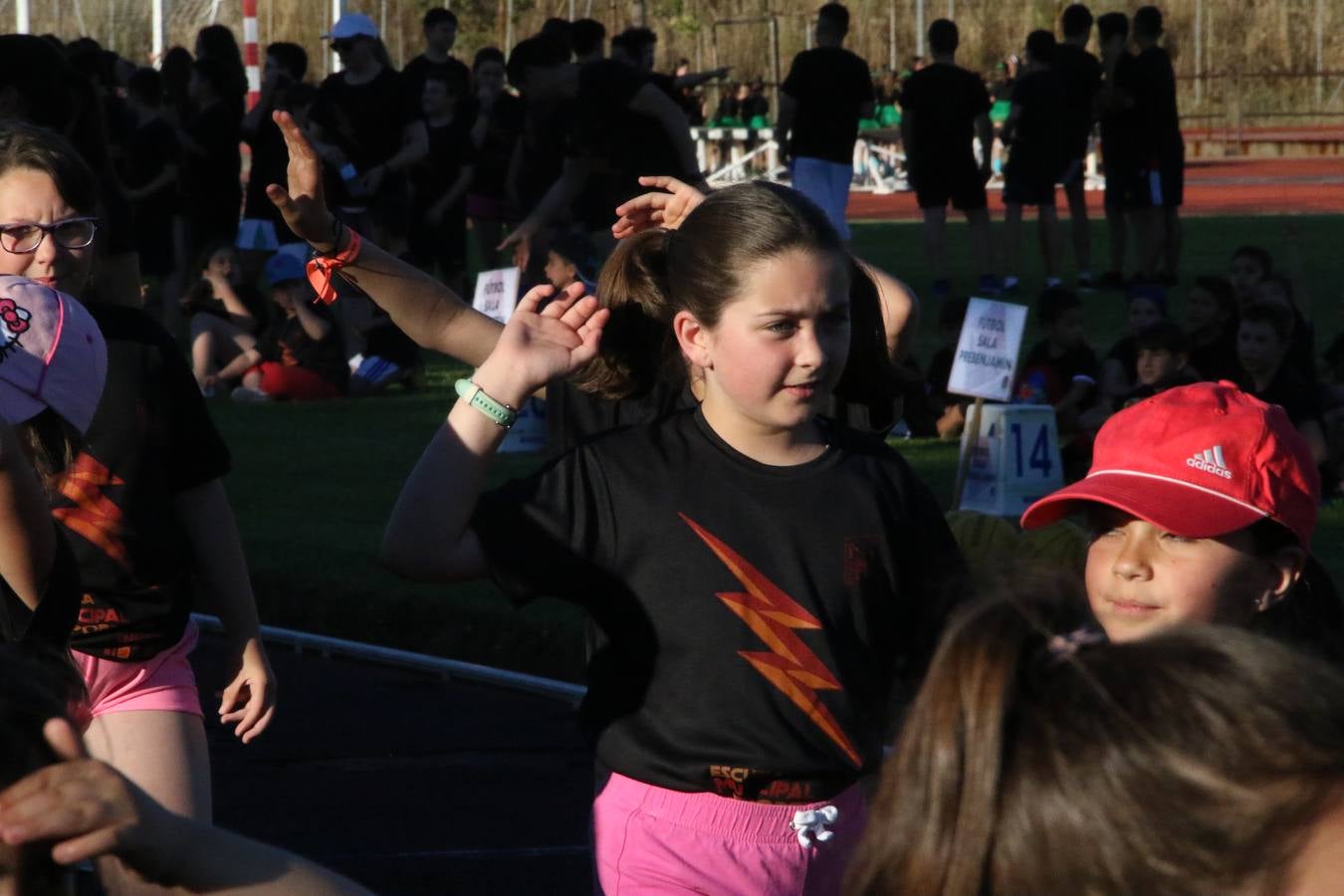 La Ciudad Deportiva 'Manuel Calzado' acogió, ayer, la clausura del curso de la Escuela Municipal de Deportes de Jerez de los Caballeros con un desfile y una exhibición por parte de los alumnos y alumnas. Casi 500 niños y niñas se han formado, este año, en las distintas modalidades deportivas: atletismo, minibasket, baloncesto, ciclismo, fútbol-sala, fútbol 8, judo, kárate, multiaventura, multideporte, pádel, patinaje artístico, tenis y zumba kids.