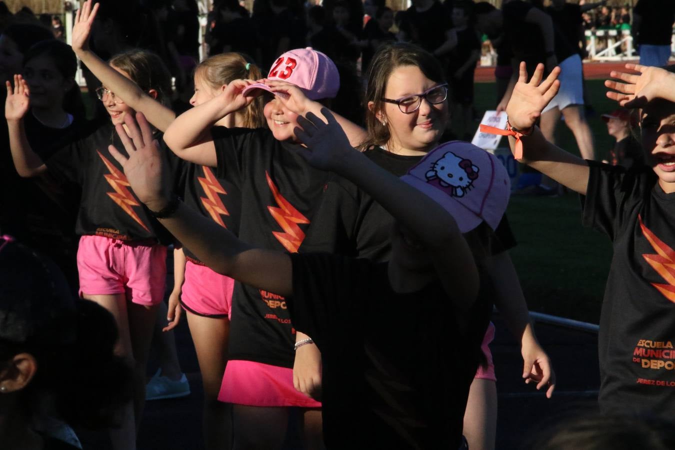 La Ciudad Deportiva 'Manuel Calzado' acogió, ayer, la clausura del curso de la Escuela Municipal de Deportes de Jerez de los Caballeros con un desfile y una exhibición por parte de los alumnos y alumnas. Casi 500 niños y niñas se han formado, este año, en las distintas modalidades deportivas: atletismo, minibasket, baloncesto, ciclismo, fútbol-sala, fútbol 8, judo, kárate, multiaventura, multideporte, pádel, patinaje artístico, tenis y zumba kids.
