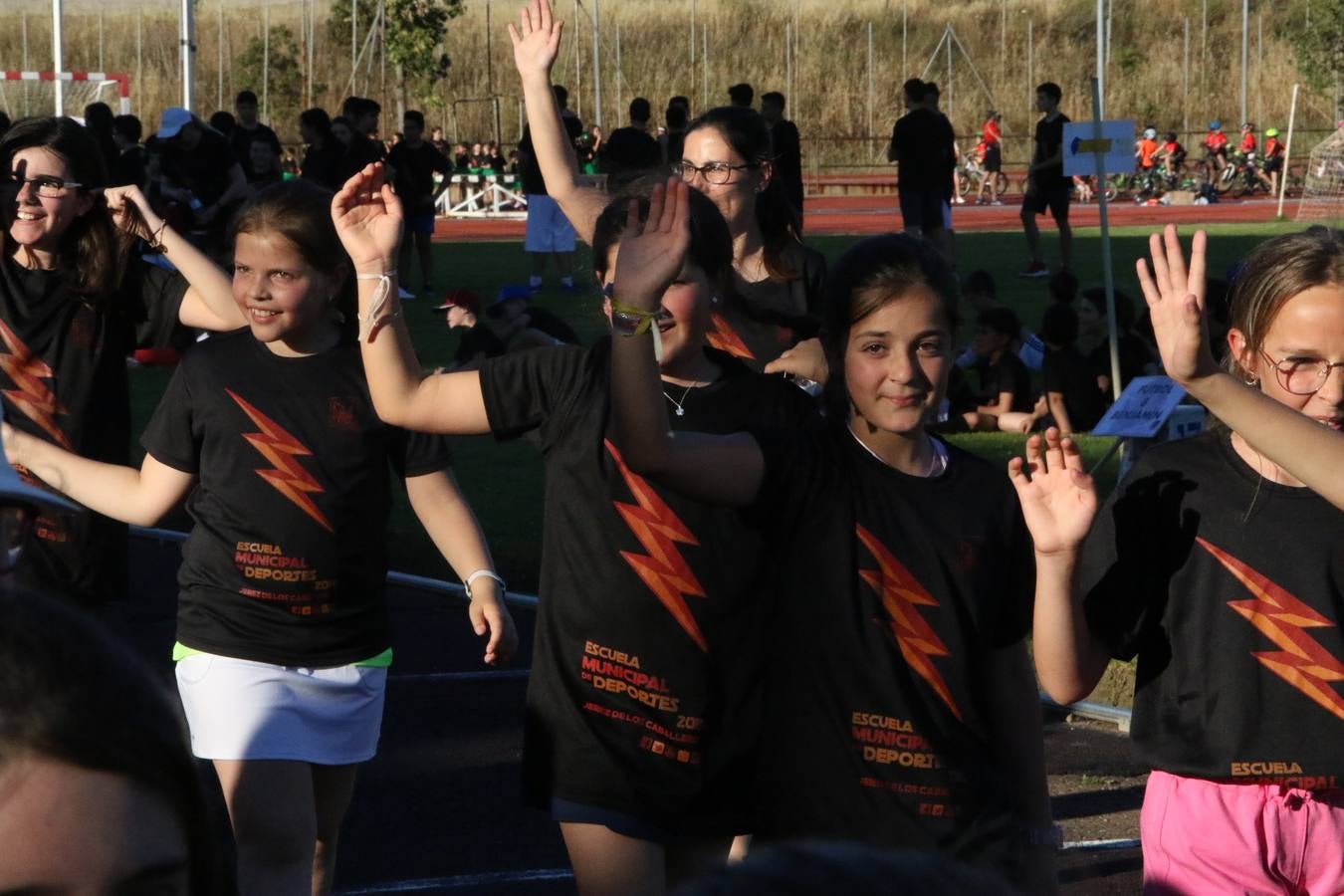 La Ciudad Deportiva 'Manuel Calzado' acogió, ayer, la clausura del curso de la Escuela Municipal de Deportes de Jerez de los Caballeros con un desfile y una exhibición por parte de los alumnos y alumnas. Casi 500 niños y niñas se han formado, este año, en las distintas modalidades deportivas: atletismo, minibasket, baloncesto, ciclismo, fútbol-sala, fútbol 8, judo, kárate, multiaventura, multideporte, pádel, patinaje artístico, tenis y zumba kids.