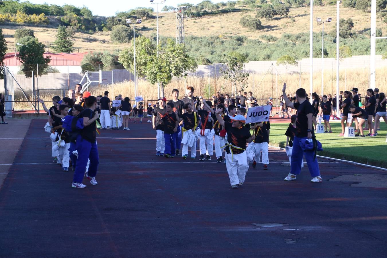 La Ciudad Deportiva 'Manuel Calzado' acogió, ayer, la clausura del curso de la Escuela Municipal de Deportes de Jerez de los Caballeros con un desfile y una exhibición por parte de los alumnos y alumnas. Casi 500 niños y niñas se han formado, este año, en las distintas modalidades deportivas: atletismo, minibasket, baloncesto, ciclismo, fútbol-sala, fútbol 8, judo, kárate, multiaventura, multideporte, pádel, patinaje artístico, tenis y zumba kids.
