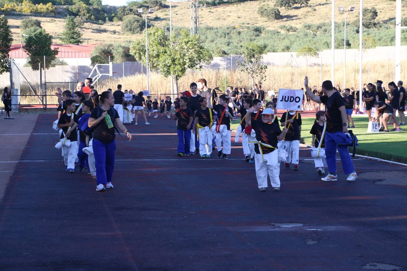 La Ciudad Deportiva 'Manuel Calzado' acogió, ayer, la clausura del curso de la Escuela Municipal de Deportes de Jerez de los Caballeros con un desfile y una exhibición por parte de los alumnos y alumnas. Casi 500 niños y niñas se han formado, este año, en las distintas modalidades deportivas: atletismo, minibasket, baloncesto, ciclismo, fútbol-sala, fútbol 8, judo, kárate, multiaventura, multideporte, pádel, patinaje artístico, tenis y zumba kids.