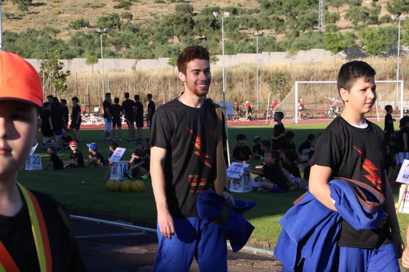 La Ciudad Deportiva 'Manuel Calzado' acogió, ayer, la clausura del curso de la Escuela Municipal de Deportes de Jerez de los Caballeros con un desfile y una exhibición por parte de los alumnos y alumnas. Casi 500 niños y niñas se han formado, este año, en las distintas modalidades deportivas: atletismo, minibasket, baloncesto, ciclismo, fútbol-sala, fútbol 8, judo, kárate, multiaventura, multideporte, pádel, patinaje artístico, tenis y zumba kids.