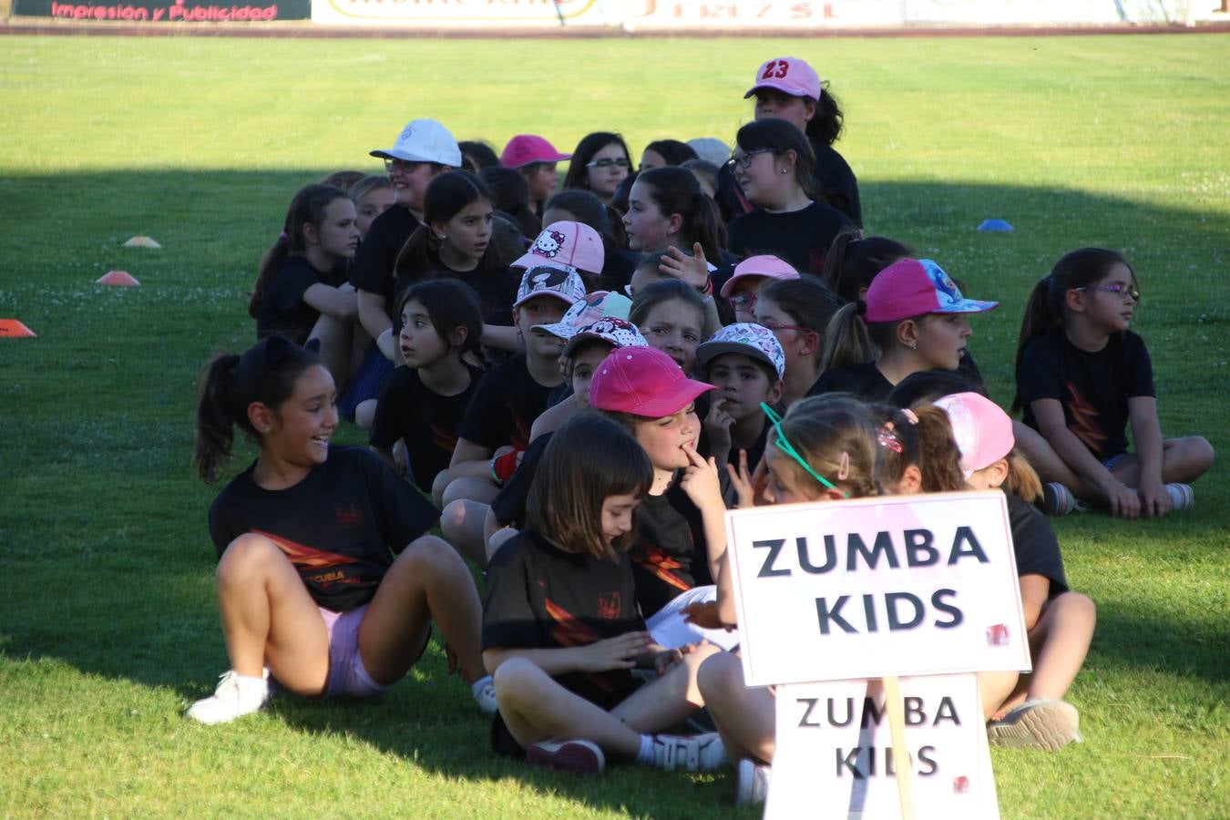 La Ciudad Deportiva 'Manuel Calzado' acogió, ayer, la clausura del curso de la Escuela Municipal de Deportes de Jerez de los Caballeros con un desfile y una exhibición por parte de los alumnos y alumnas. Casi 500 niños y niñas se han formado, este año, en las distintas modalidades deportivas: atletismo, minibasket, baloncesto, ciclismo, fútbol-sala, fútbol 8, judo, kárate, multiaventura, multideporte, pádel, patinaje artístico, tenis y zumba kids.