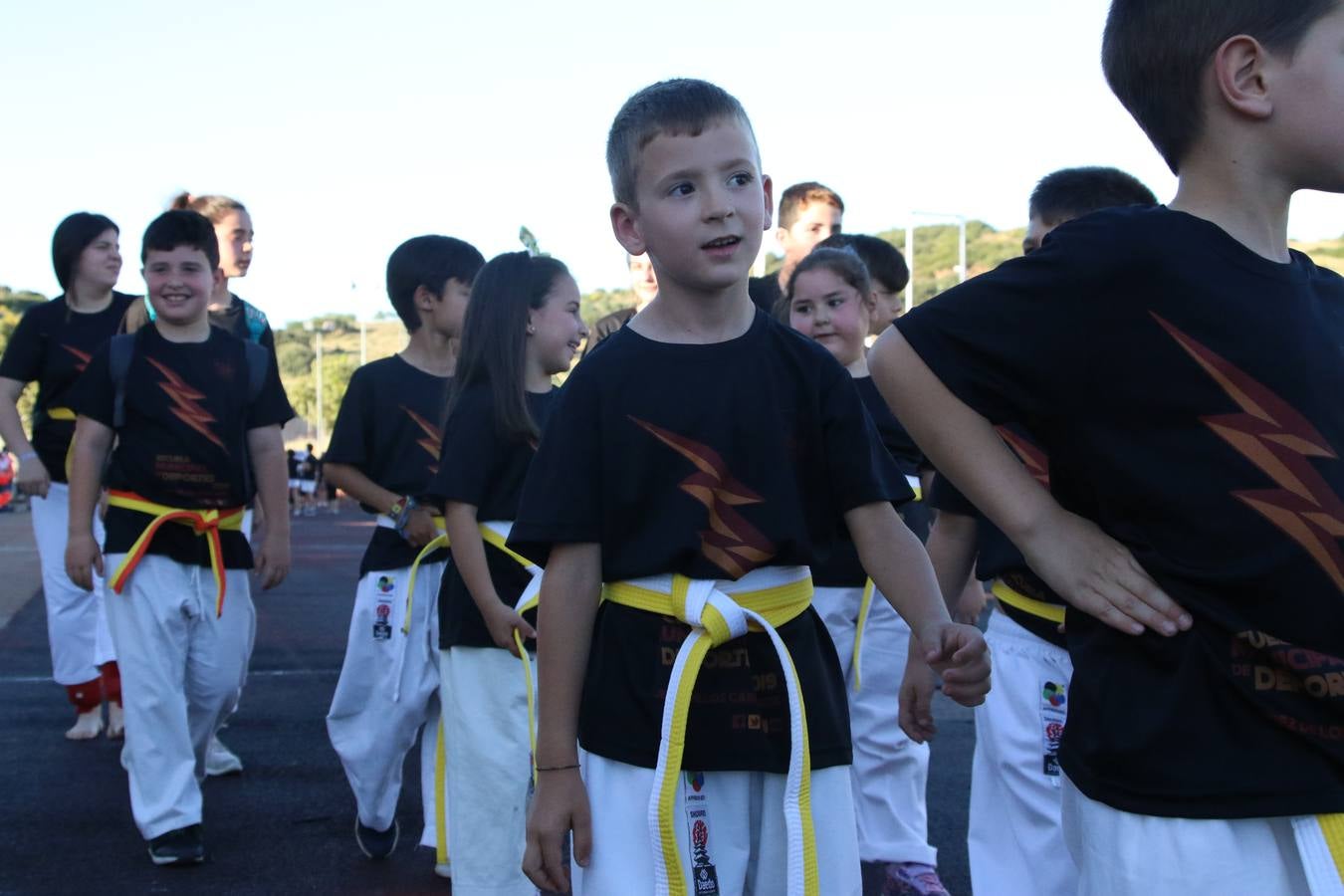 La Ciudad Deportiva 'Manuel Calzado' acogió, ayer, la clausura del curso de la Escuela Municipal de Deportes de Jerez de los Caballeros con un desfile y una exhibición por parte de los alumnos y alumnas. Casi 500 niños y niñas se han formado, este año, en las distintas modalidades deportivas: atletismo, minibasket, baloncesto, ciclismo, fútbol-sala, fútbol 8, judo, kárate, multiaventura, multideporte, pádel, patinaje artístico, tenis y zumba kids.
