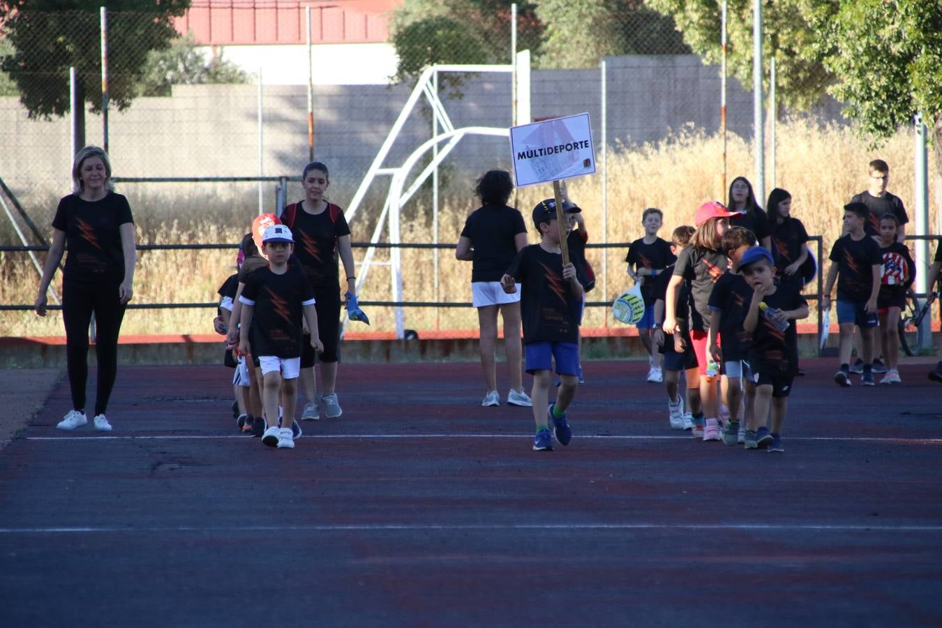 La Ciudad Deportiva 'Manuel Calzado' acogió, ayer, la clausura del curso de la Escuela Municipal de Deportes de Jerez de los Caballeros con un desfile y una exhibición por parte de los alumnos y alumnas. Casi 500 niños y niñas se han formado, este año, en las distintas modalidades deportivas: atletismo, minibasket, baloncesto, ciclismo, fútbol-sala, fútbol 8, judo, kárate, multiaventura, multideporte, pádel, patinaje artístico, tenis y zumba kids.