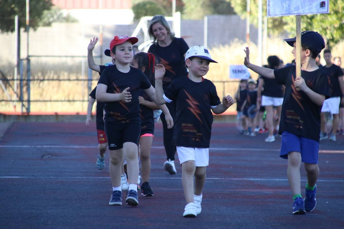La Ciudad Deportiva 'Manuel Calzado' acogió, ayer, la clausura del curso de la Escuela Municipal de Deportes de Jerez de los Caballeros con un desfile y una exhibición por parte de los alumnos y alumnas. Casi 500 niños y niñas se han formado, este año, en las distintas modalidades deportivas: atletismo, minibasket, baloncesto, ciclismo, fútbol-sala, fútbol 8, judo, kárate, multiaventura, multideporte, pádel, patinaje artístico, tenis y zumba kids.