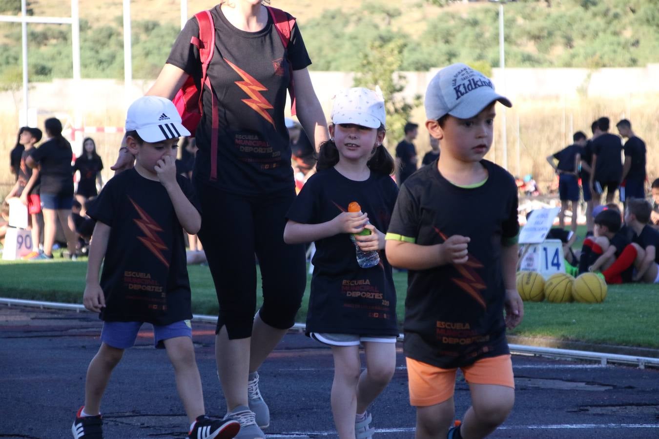 La Ciudad Deportiva 'Manuel Calzado' acogió, ayer, la clausura del curso de la Escuela Municipal de Deportes de Jerez de los Caballeros con un desfile y una exhibición por parte de los alumnos y alumnas. Casi 500 niños y niñas se han formado, este año, en las distintas modalidades deportivas: atletismo, minibasket, baloncesto, ciclismo, fútbol-sala, fútbol 8, judo, kárate, multiaventura, multideporte, pádel, patinaje artístico, tenis y zumba kids.