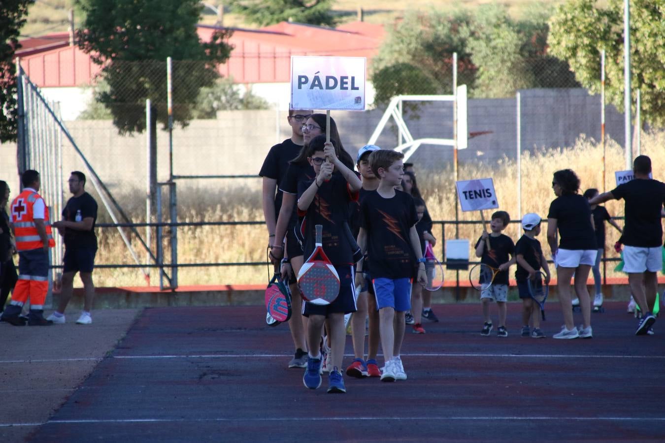 La Ciudad Deportiva 'Manuel Calzado' acogió, ayer, la clausura del curso de la Escuela Municipal de Deportes de Jerez de los Caballeros con un desfile y una exhibición por parte de los alumnos y alumnas. Casi 500 niños y niñas se han formado, este año, en las distintas modalidades deportivas: atletismo, minibasket, baloncesto, ciclismo, fútbol-sala, fútbol 8, judo, kárate, multiaventura, multideporte, pádel, patinaje artístico, tenis y zumba kids.
