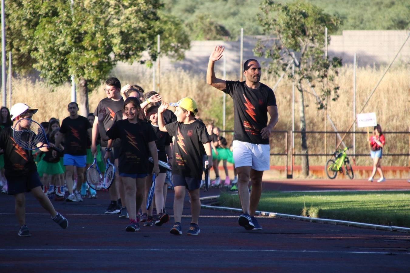La Ciudad Deportiva 'Manuel Calzado' acogió, ayer, la clausura del curso de la Escuela Municipal de Deportes de Jerez de los Caballeros con un desfile y una exhibición por parte de los alumnos y alumnas. Casi 500 niños y niñas se han formado, este año, en las distintas modalidades deportivas: atletismo, minibasket, baloncesto, ciclismo, fútbol-sala, fútbol 8, judo, kárate, multiaventura, multideporte, pádel, patinaje artístico, tenis y zumba kids.