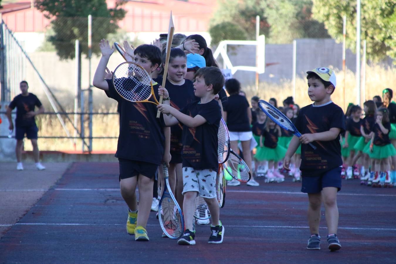 La Ciudad Deportiva 'Manuel Calzado' acogió, ayer, la clausura del curso de la Escuela Municipal de Deportes de Jerez de los Caballeros con un desfile y una exhibición por parte de los alumnos y alumnas. Casi 500 niños y niñas se han formado, este año, en las distintas modalidades deportivas: atletismo, minibasket, baloncesto, ciclismo, fútbol-sala, fútbol 8, judo, kárate, multiaventura, multideporte, pádel, patinaje artístico, tenis y zumba kids.