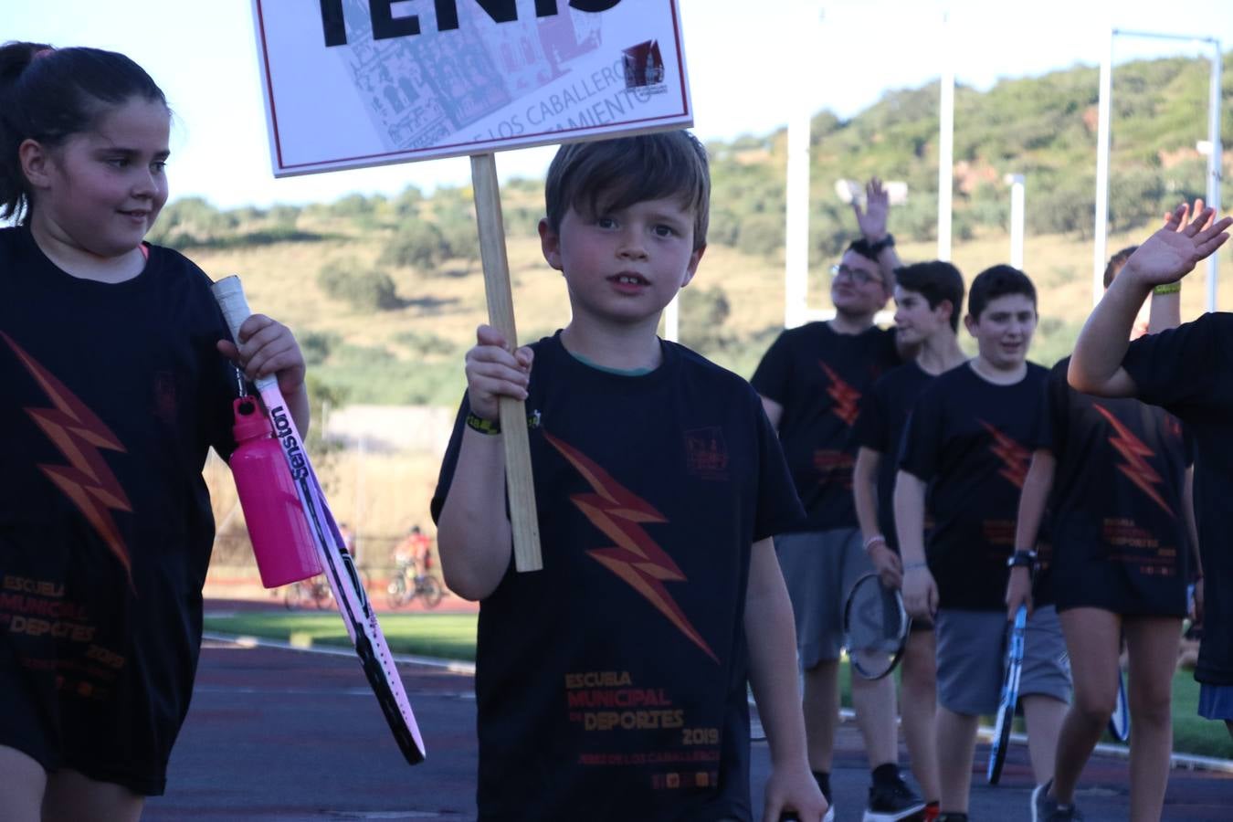 La Ciudad Deportiva 'Manuel Calzado' acogió, ayer, la clausura del curso de la Escuela Municipal de Deportes de Jerez de los Caballeros con un desfile y una exhibición por parte de los alumnos y alumnas. Casi 500 niños y niñas se han formado, este año, en las distintas modalidades deportivas: atletismo, minibasket, baloncesto, ciclismo, fútbol-sala, fútbol 8, judo, kárate, multiaventura, multideporte, pádel, patinaje artístico, tenis y zumba kids.